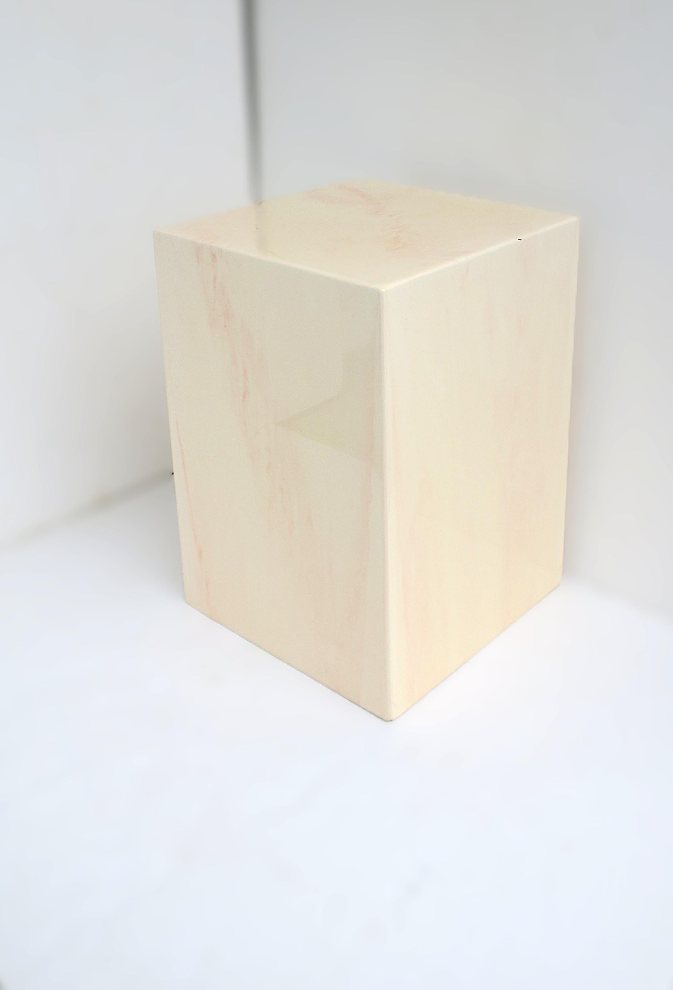 Moderno Tavolo con piedistallo effetto marmo in vendita
