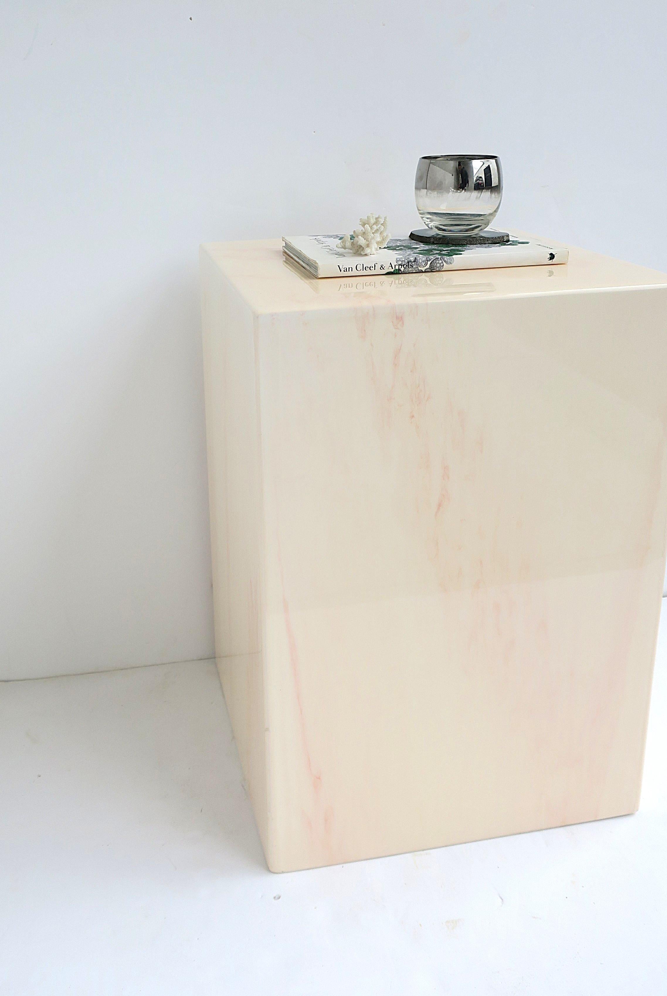 Acrilico Tavolo con piedistallo effetto marmo in vendita