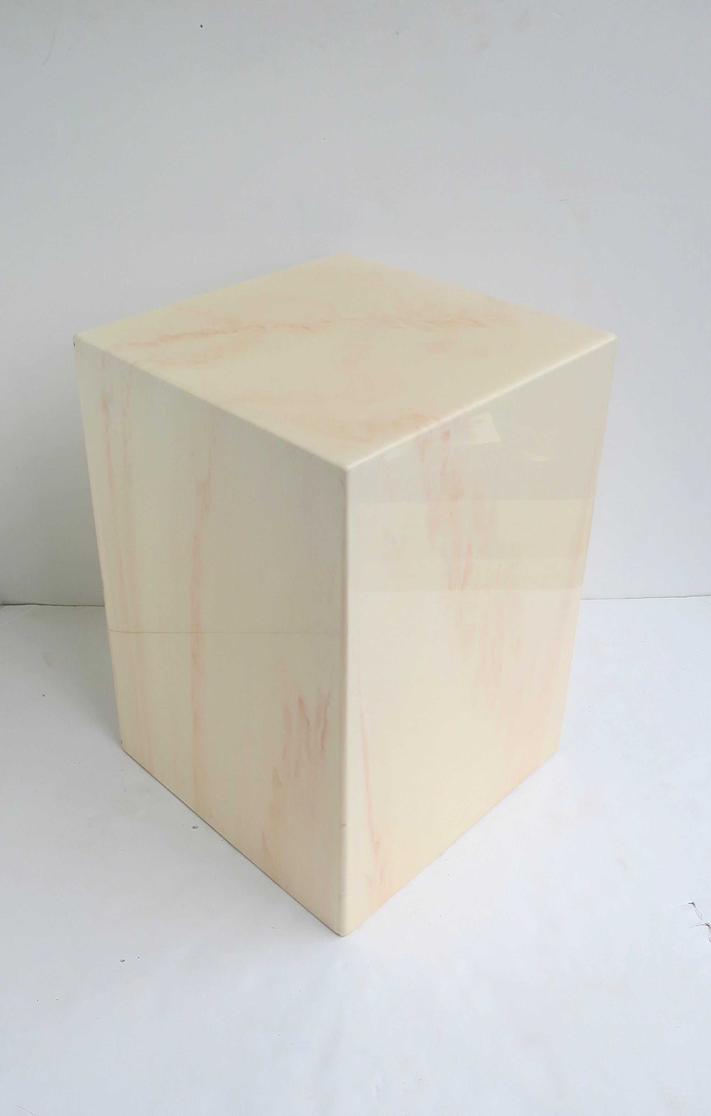 Tavolo con piedistallo effetto marmo in vendita 2