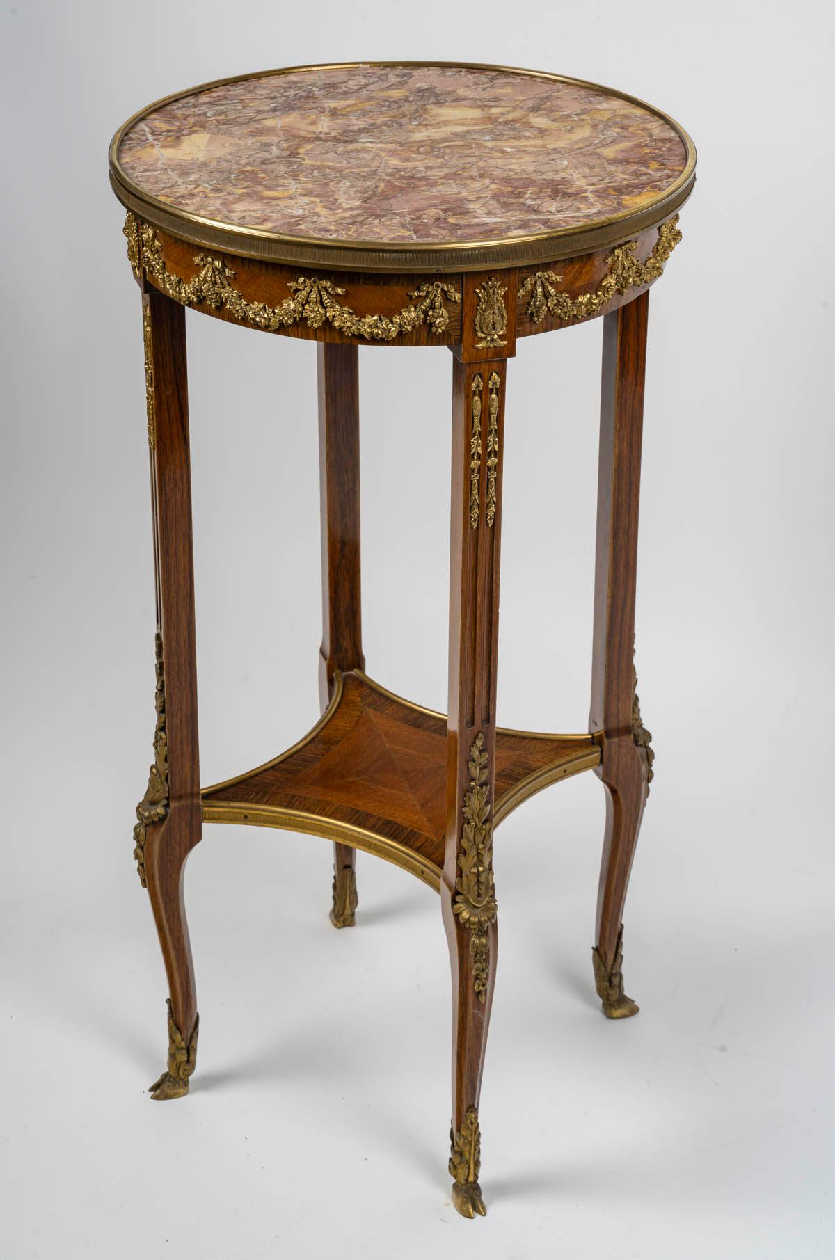 Guéridon, plateau en marbre, 19e siècle.

Une ronde  guéridon à ornementation de bronze ciselé et doré, plateau de marbre, pied de biche, période Napoléon III, 19e siècle.
Hauteur : 75 cm. D : 38,5cm