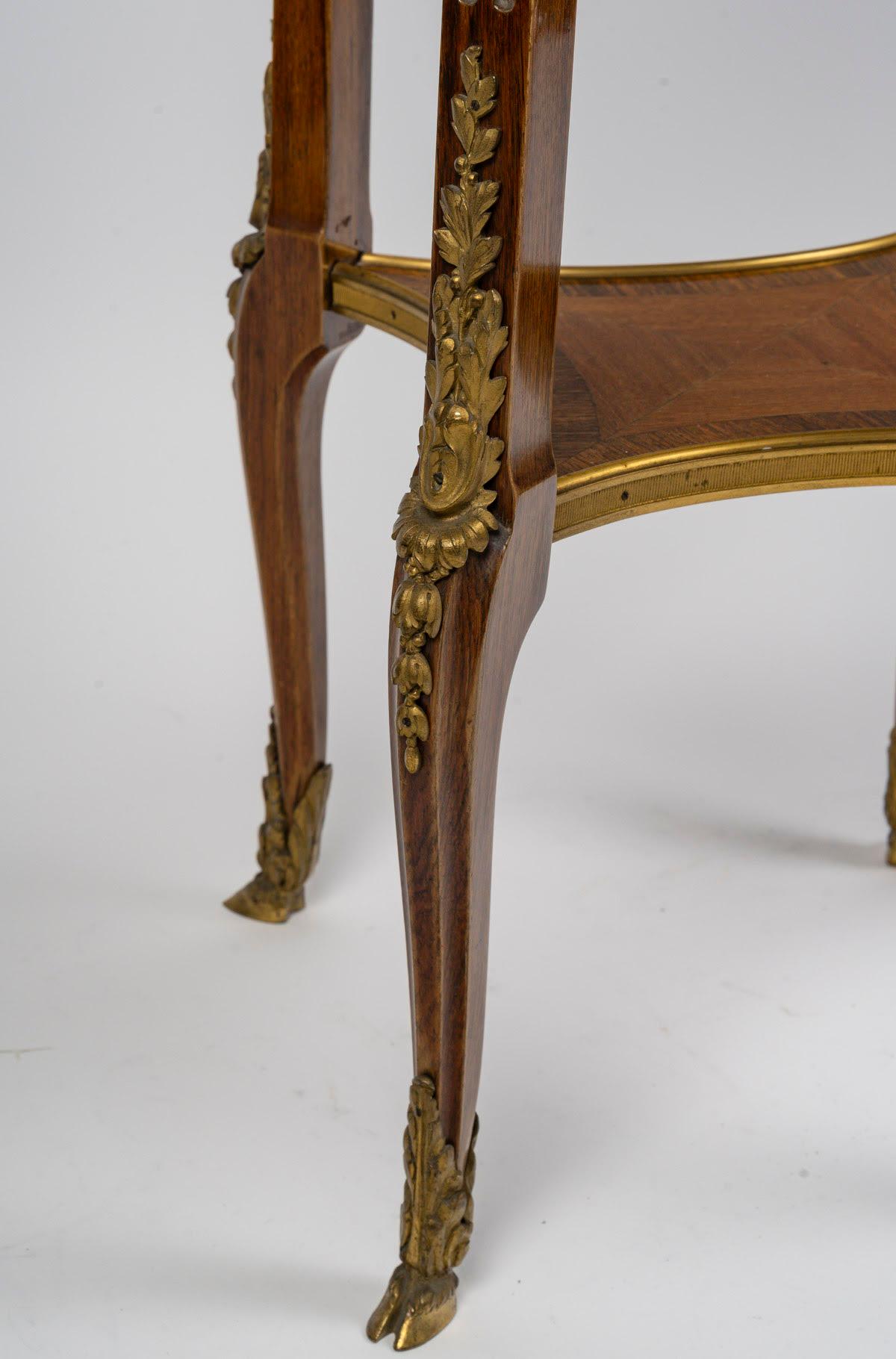 Doré The Pedestal Table, Marble Top, 19e siècle. en vente