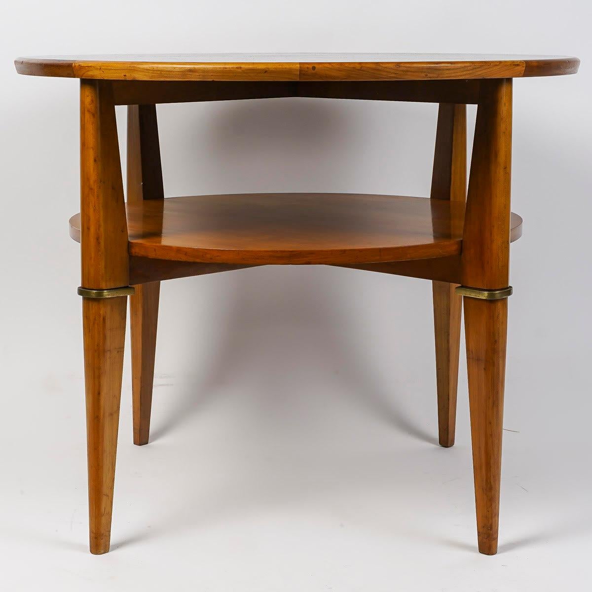 Pedestal table, Modernist period, Year 1940.

Pedestal table from the 1940s, Modernist style, cherry wood, gilt bronze ring, double top.
h: 64cm, d: 80cm