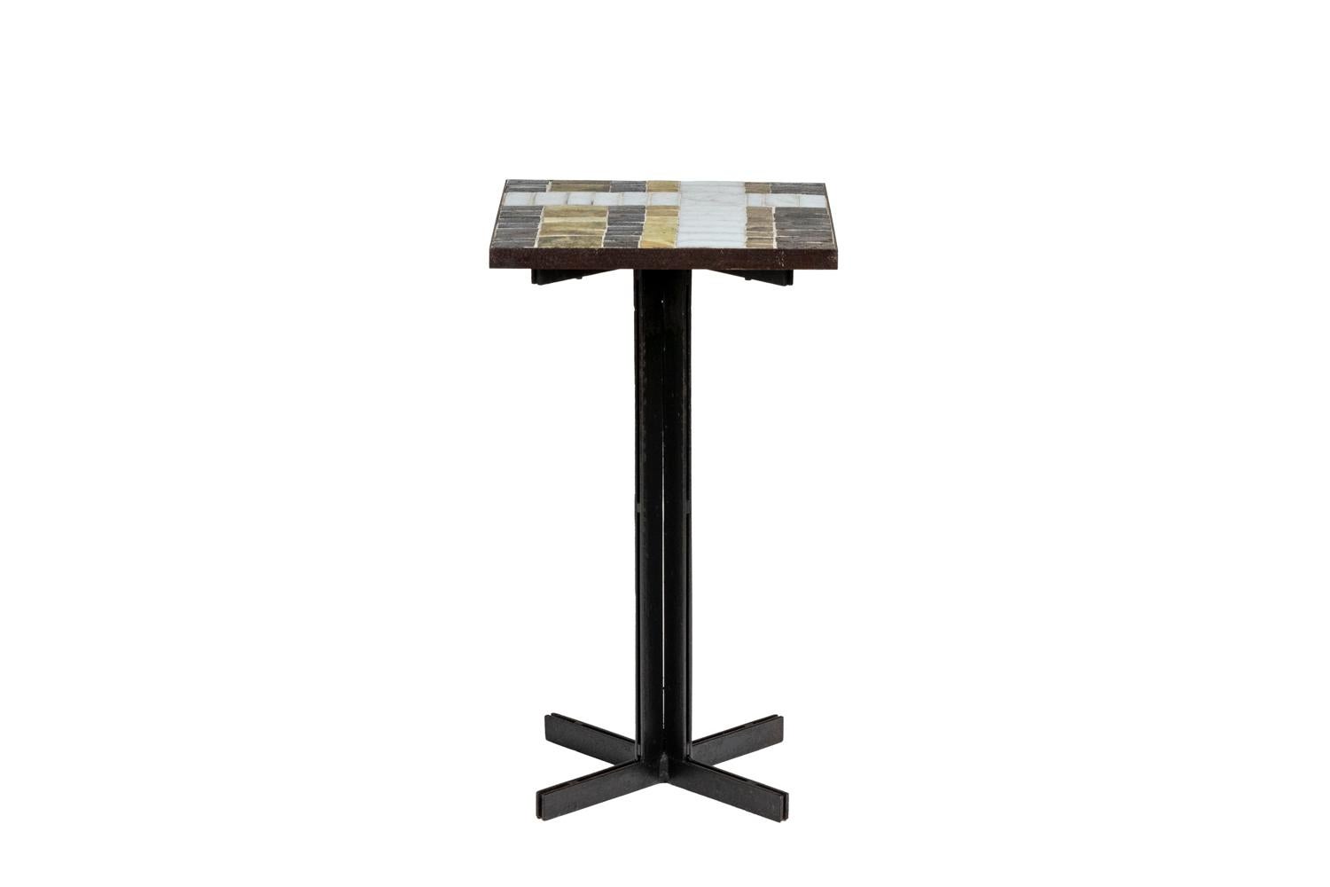 Pedestal table, or harness, in iron and ceramic, square and colored. Base in lacquered iron.

Work realized in the 1950s.