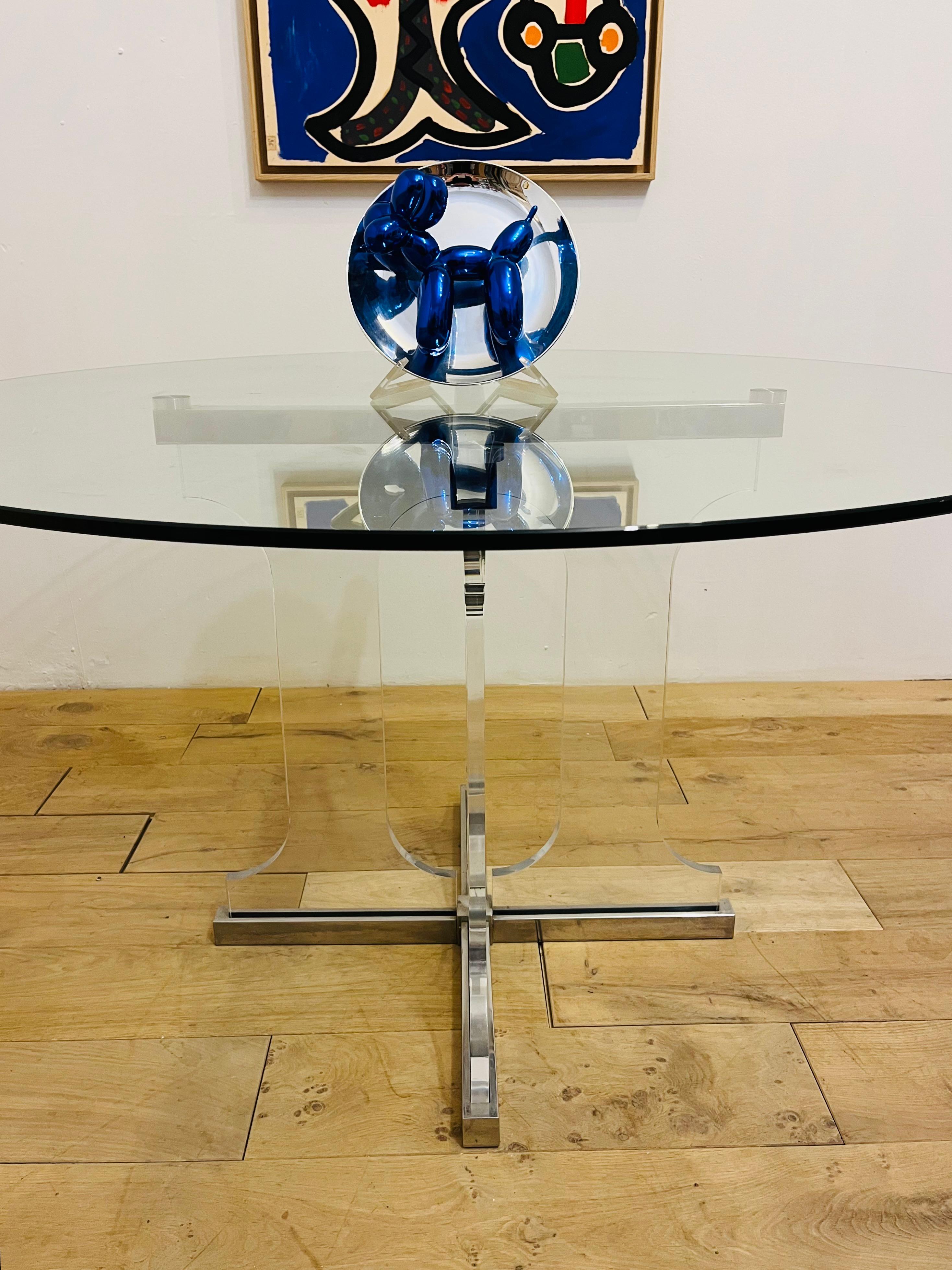 Moderno Tavolo con piedistallo, gambe in plexiglass e acciaio inossidabile, piano in vetro, circa 1970. in vendita