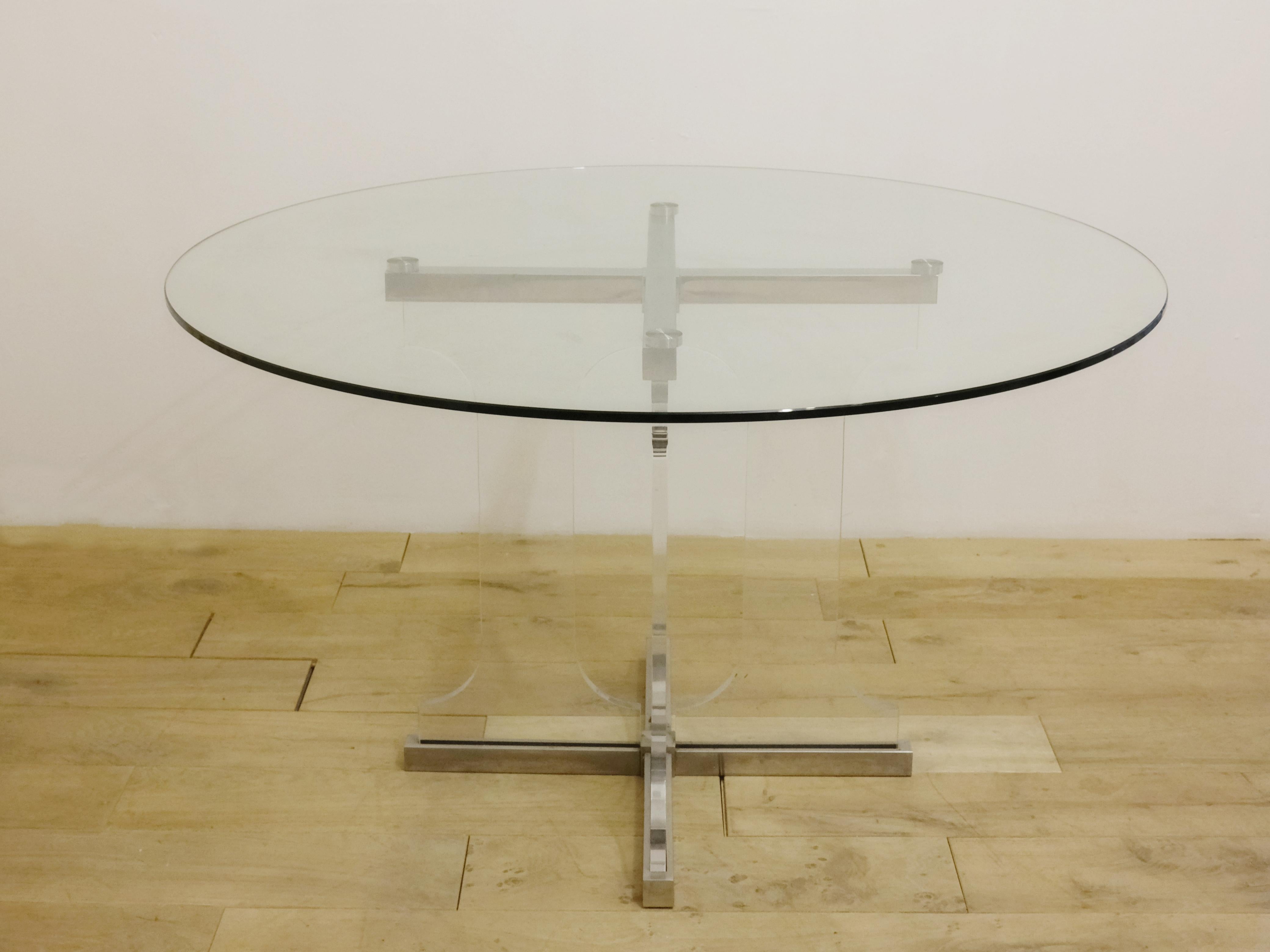 Francese Tavolo con piedistallo, gambe in plexiglass e acciaio inossidabile, piano in vetro, circa 1970. in vendita