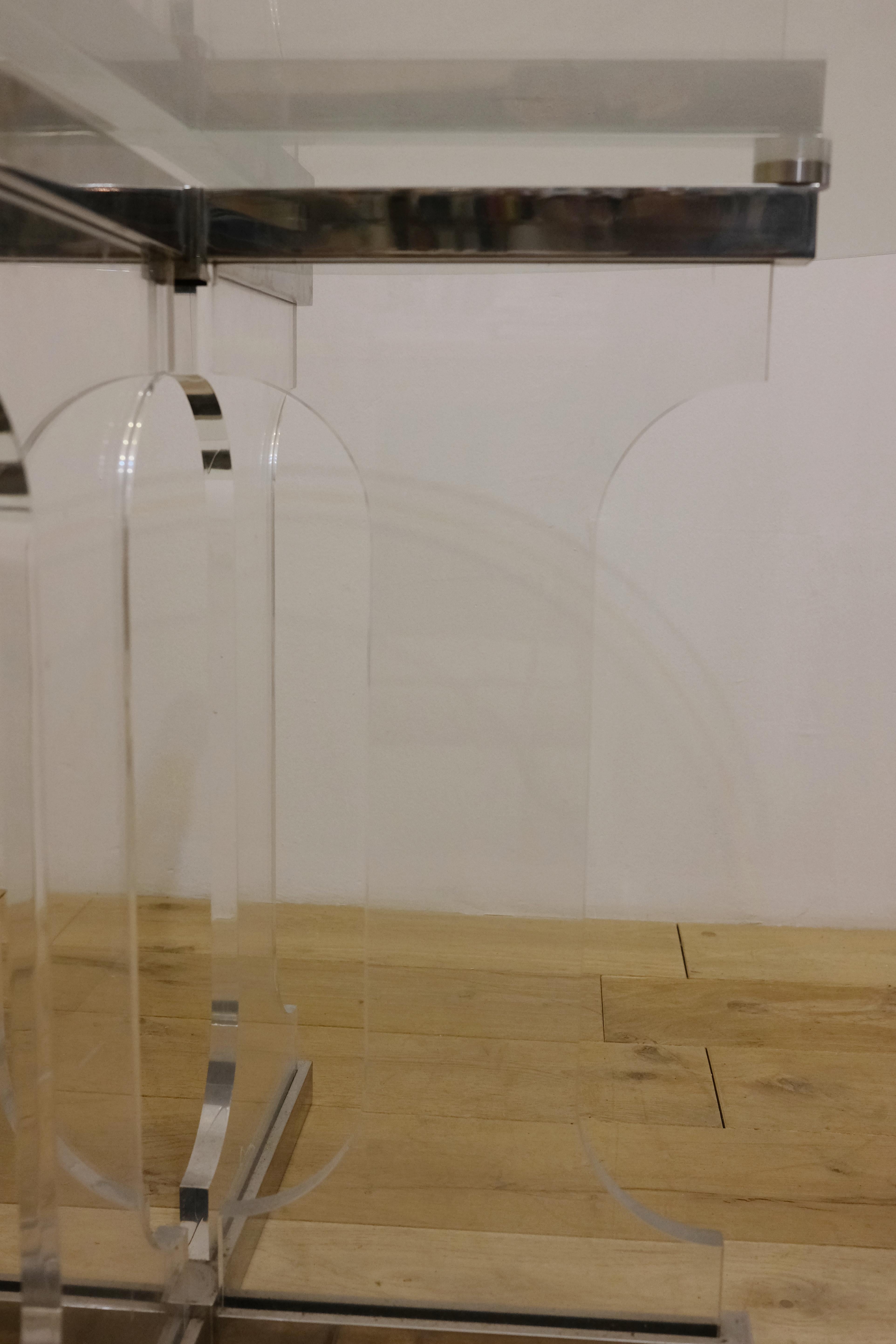 Acciaio Tavolo con piedistallo, gambe in plexiglass e acciaio inossidabile, piano in vetro, circa 1970. in vendita