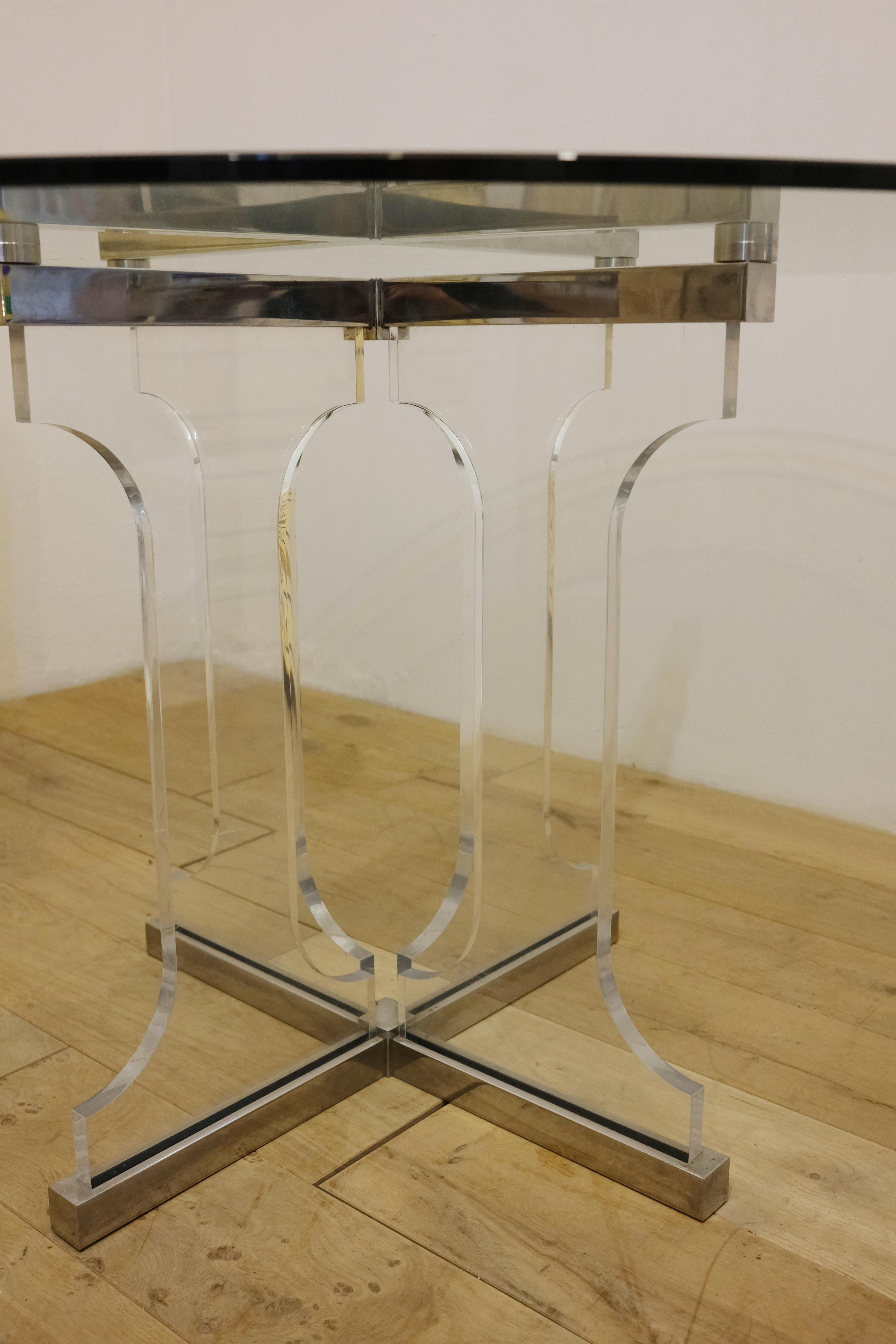 Tavolo con piedistallo, gambe in plexiglass e acciaio inossidabile, piano in vetro, circa 1970. in vendita 1