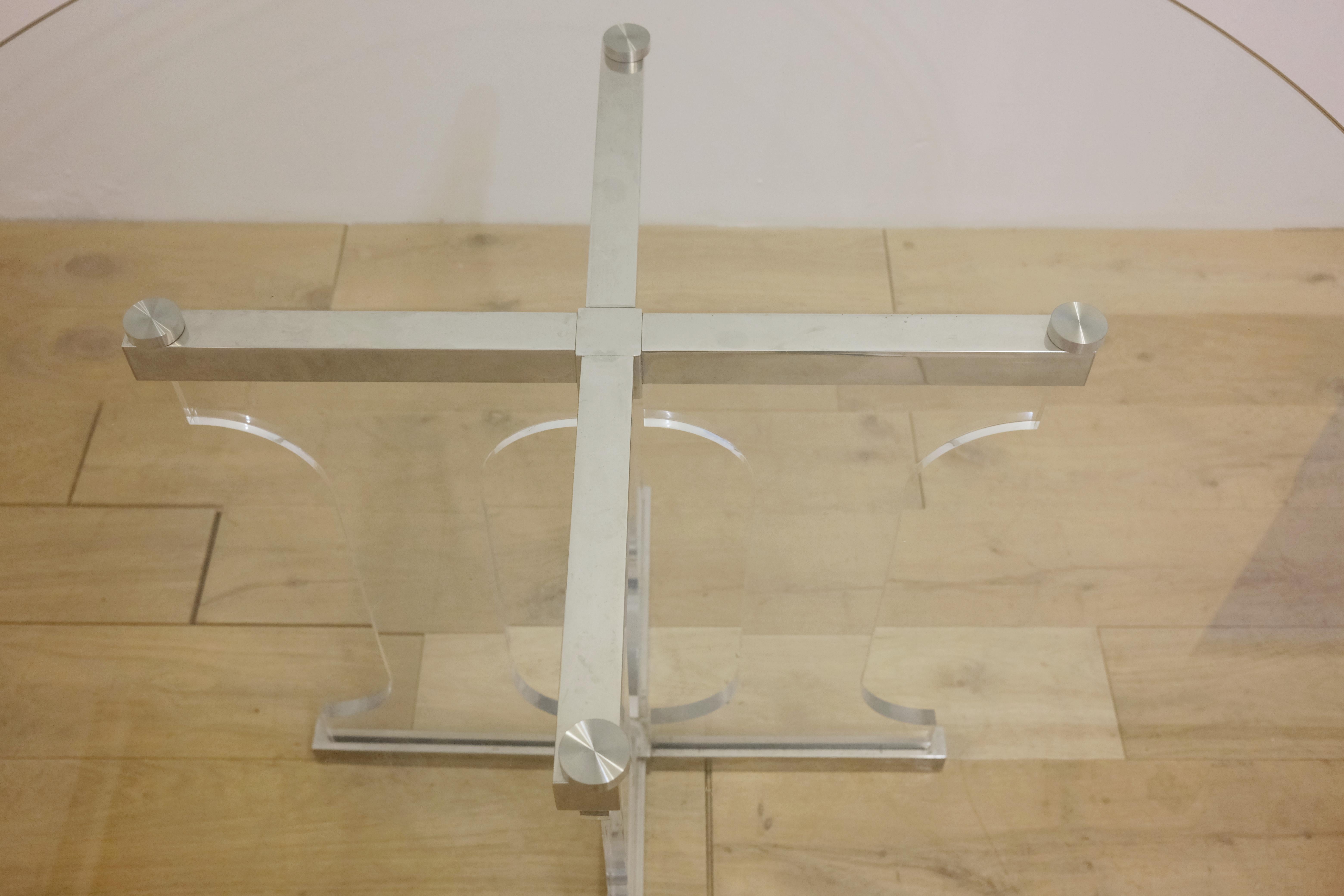 Tavolo con piedistallo, gambe in plexiglass e acciaio inossidabile, piano in vetro, circa 1970. in vendita 2