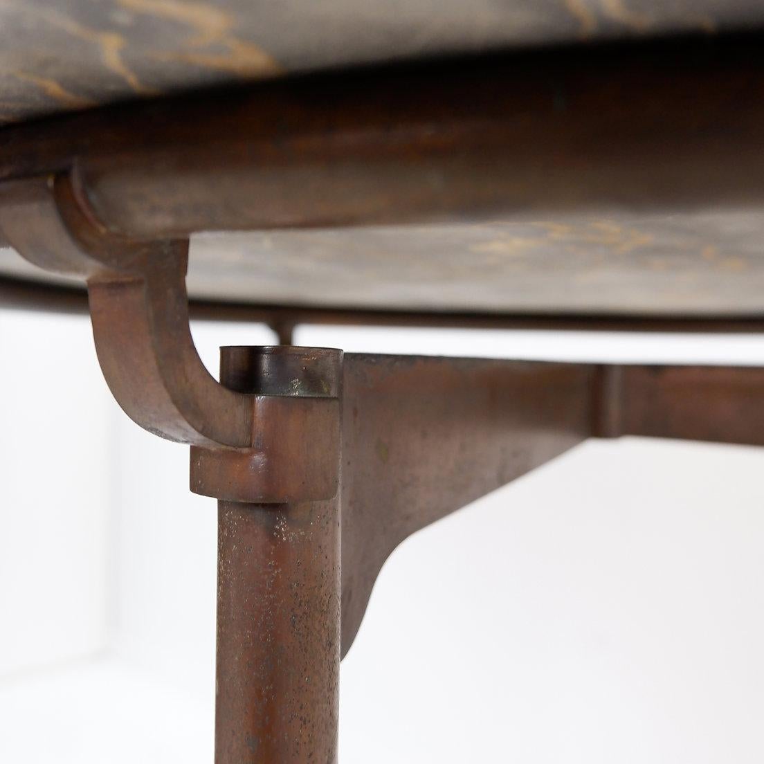 Mesa pedestal / Mesa auxiliar metal y tapa de mármol 