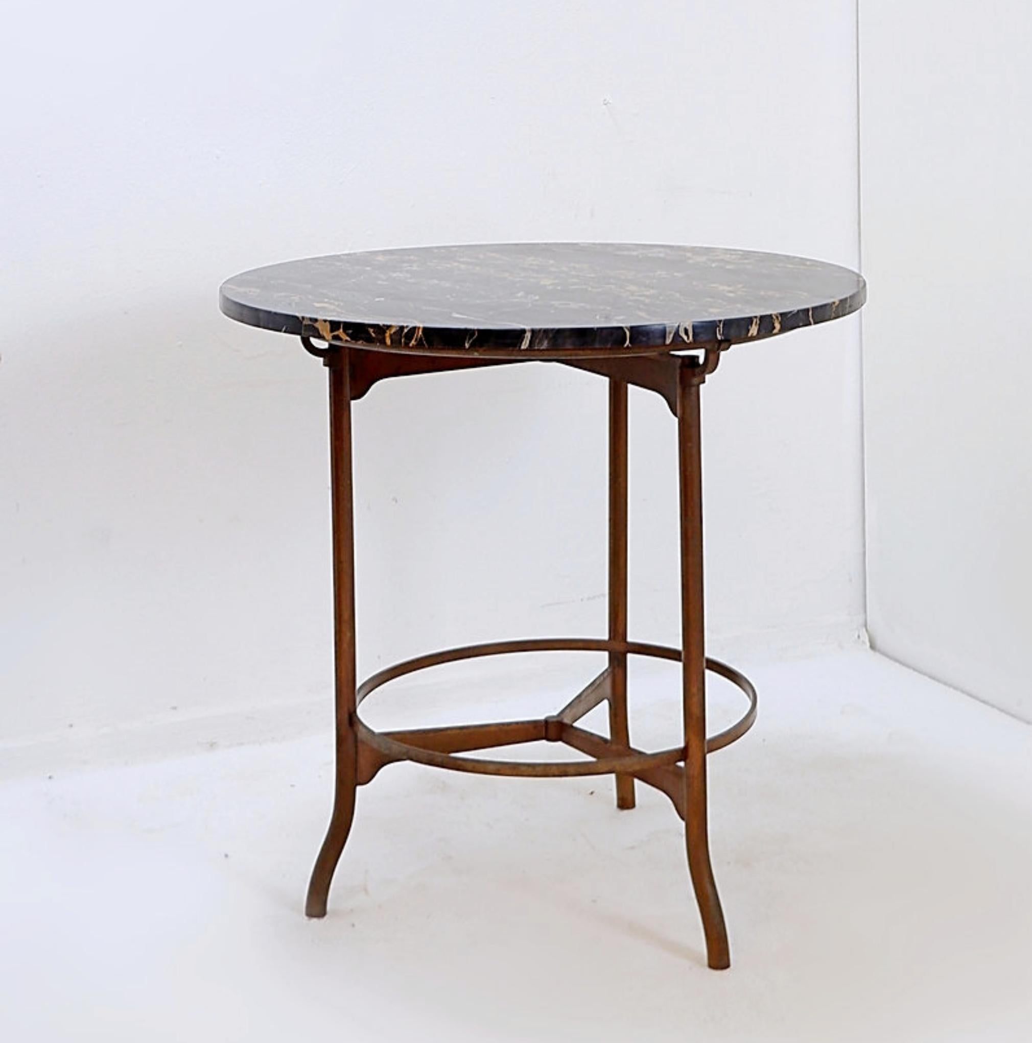 Mesa pedestal / Mesa auxiliar metal y tapa de mármol 