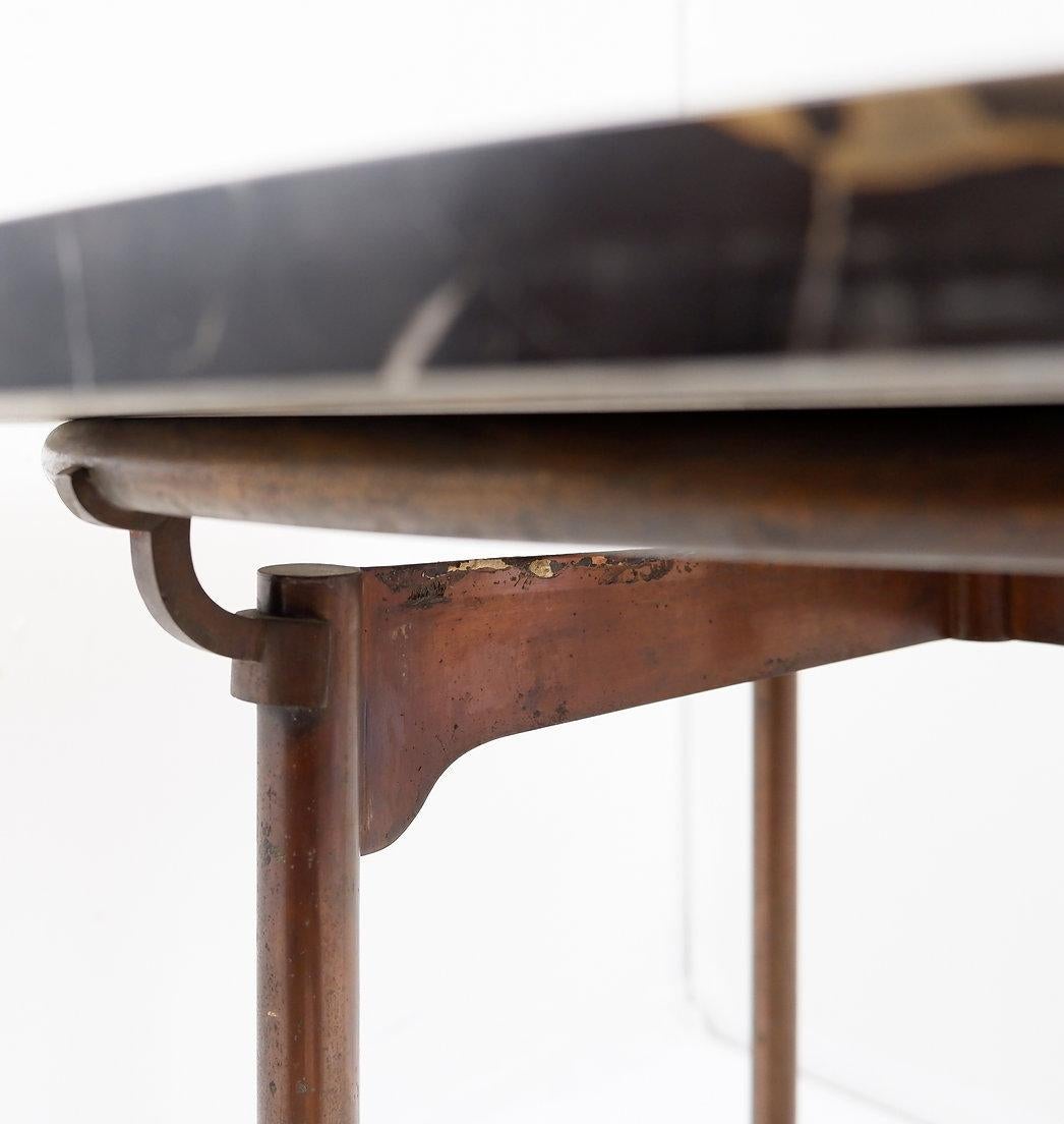 Mesa pedestal / Mesa auxiliar metal y tapa de mármol 