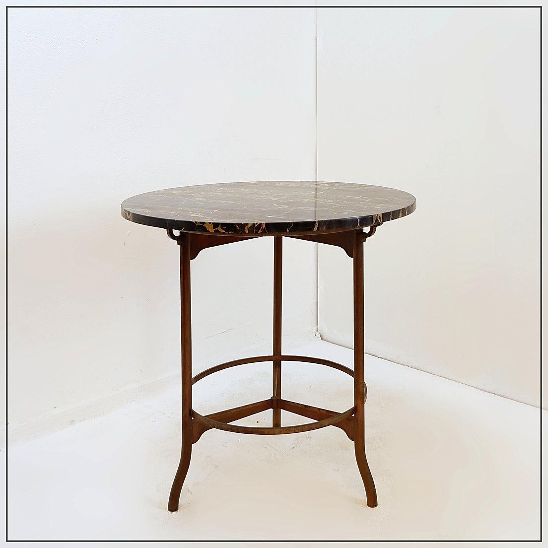 Mesa pedestal / Mesa auxiliar metal y tapa de mármol 