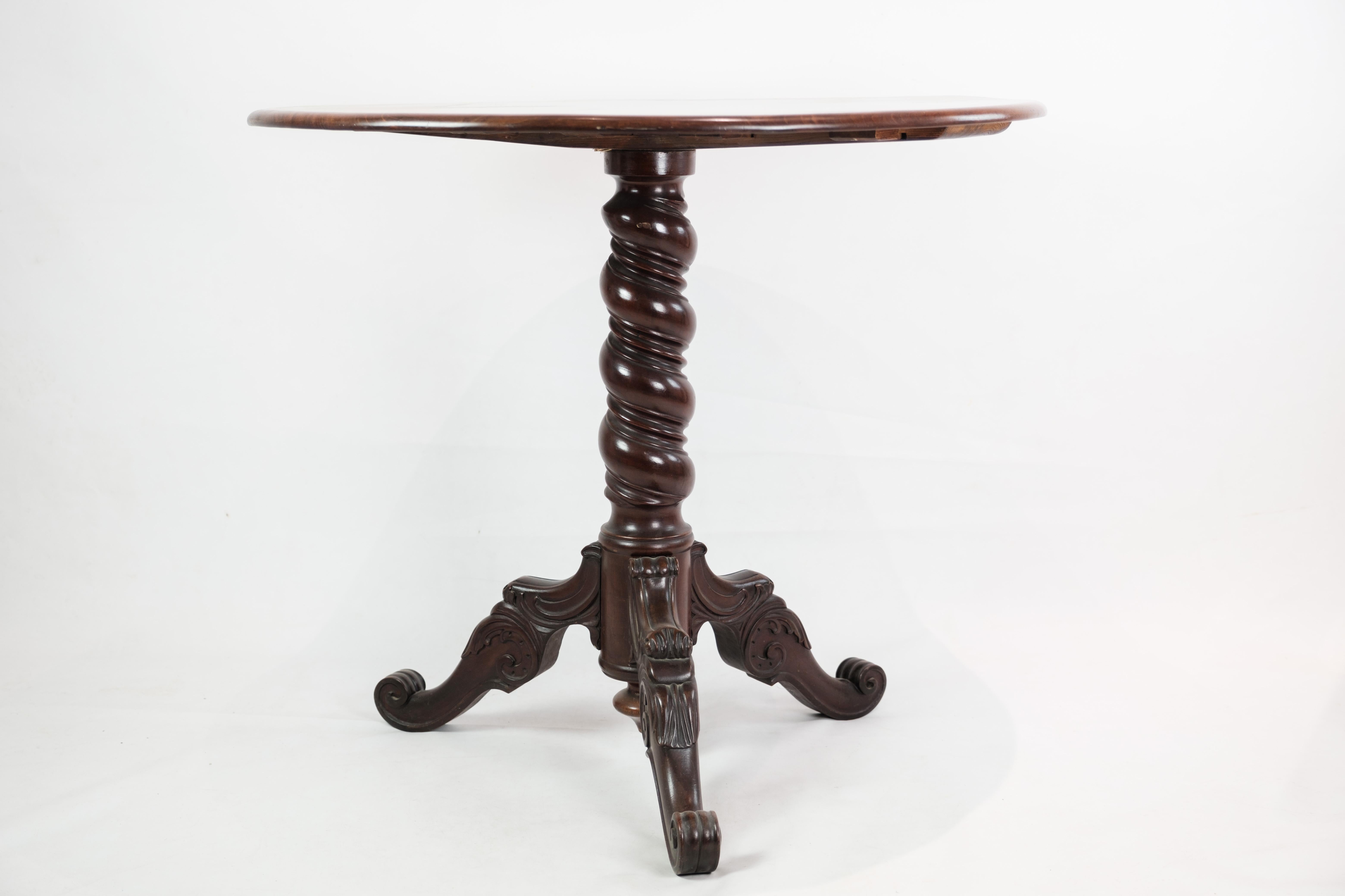 Le guéridon ou table d'appoint originaire du Danemark et fabriqué en acajou vers les années 1860 témoigne de la beauté durable de l'artisanat danois.

Cette pièce exquise présente les tons riches et chauds caractéristiques du bois d'acajou, ajoutant