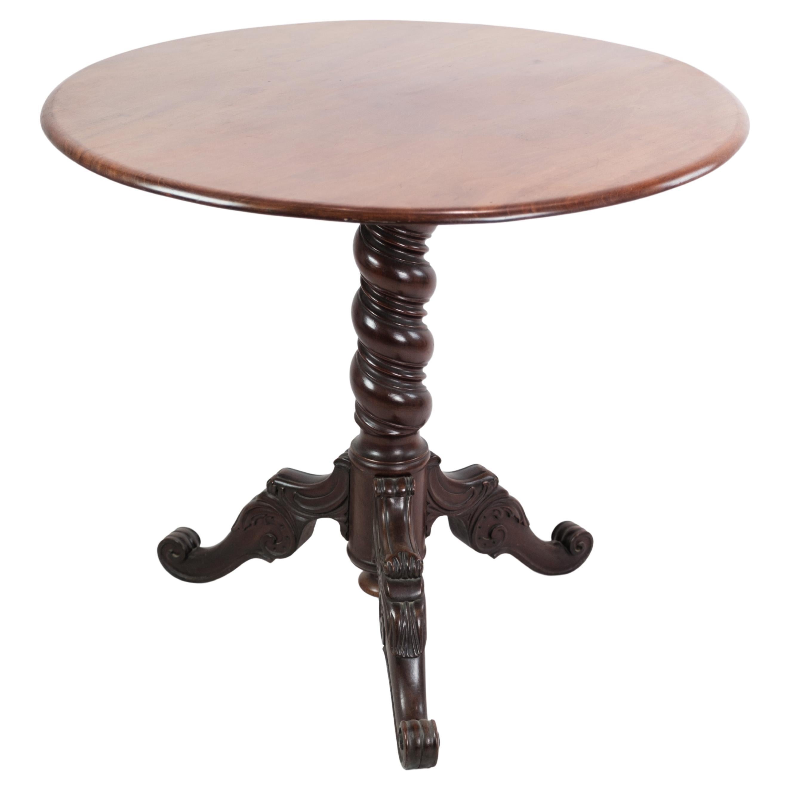 The Pedestal Table/Side Table originaire du Danemark en acajou des années 1860