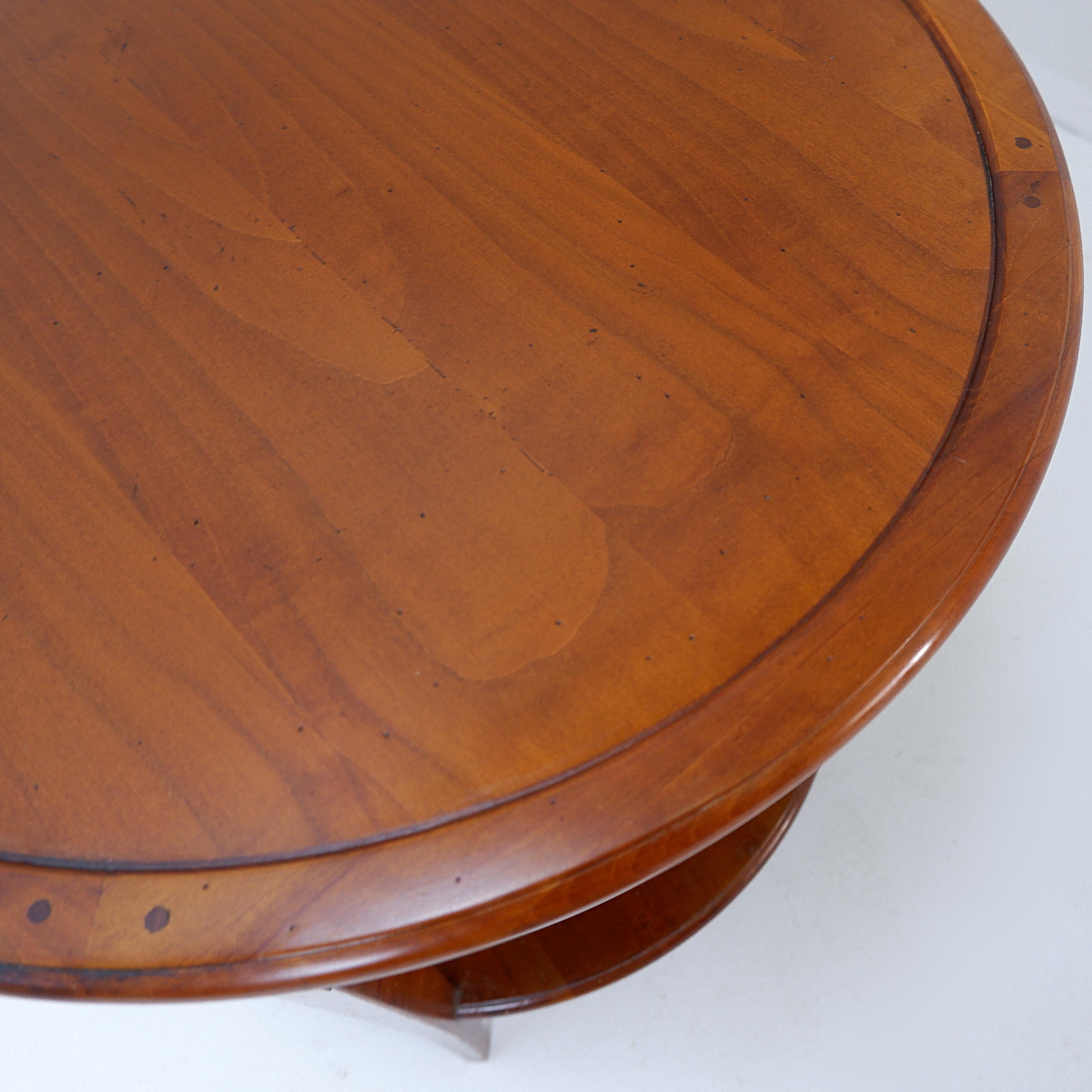 Table d'appoint à quatre tiroirs 20e en vente 7