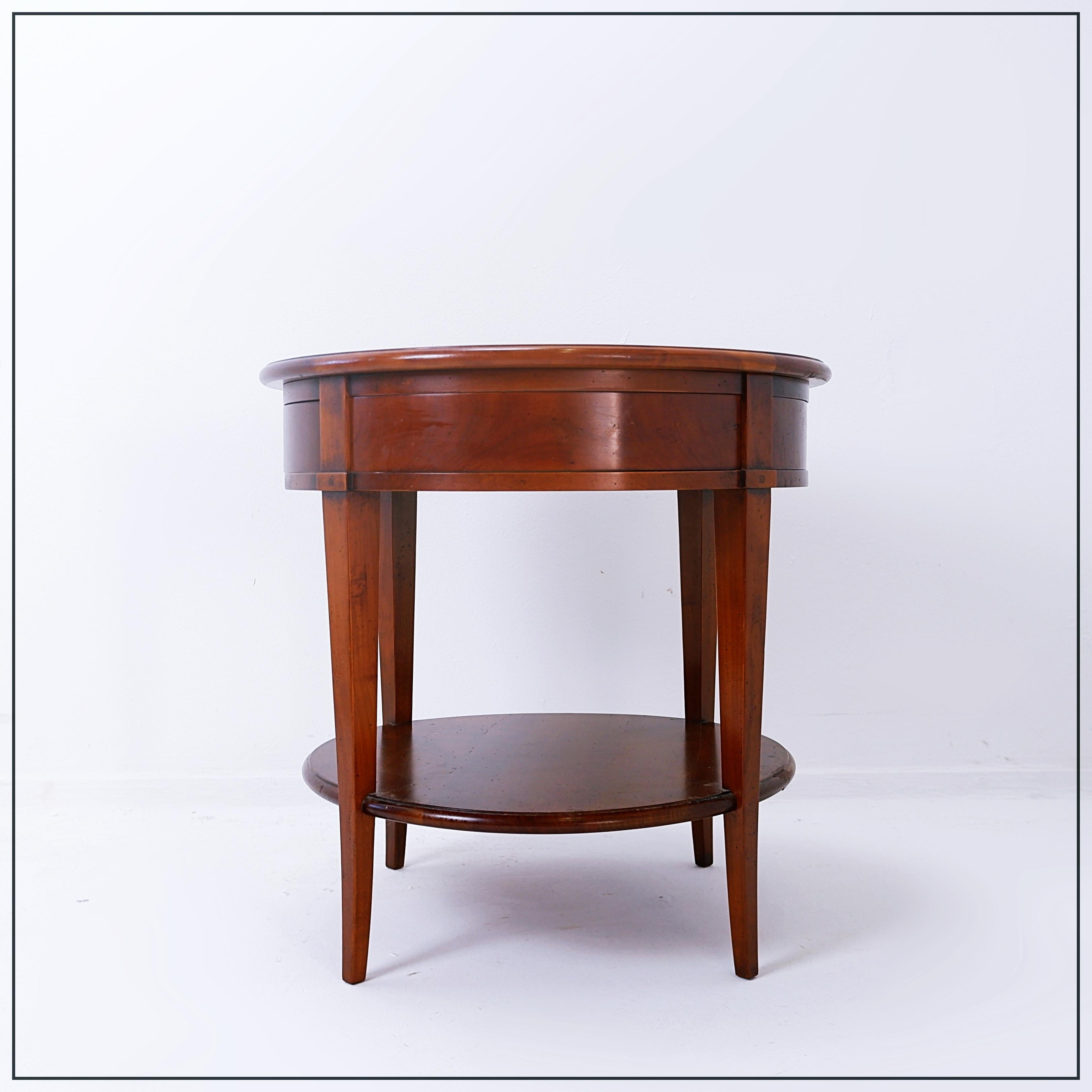 Guéridon / Table d'appoint avec Quatre tiroirs 20ème - Plateau pivotant 
Antique - Décoration 
Dimensions : Ø 60cm / Avec tiroirs ouverts Ø 90cm 
H : 60 cm 
Poids :  ~ 10kg



