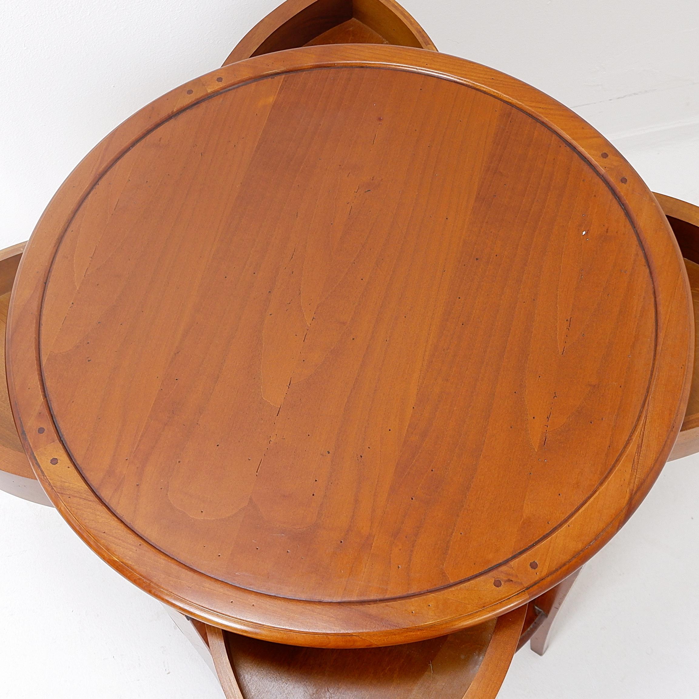 Table d'appoint à quatre tiroirs 20e en vente 3