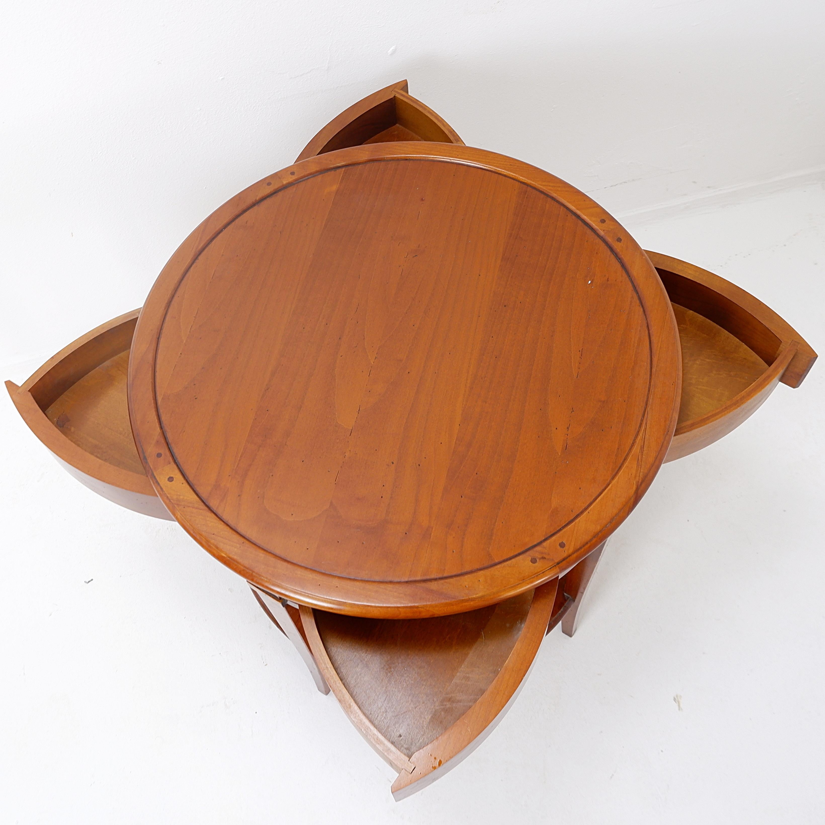 Table d'appoint à quatre tiroirs 20e en vente 4