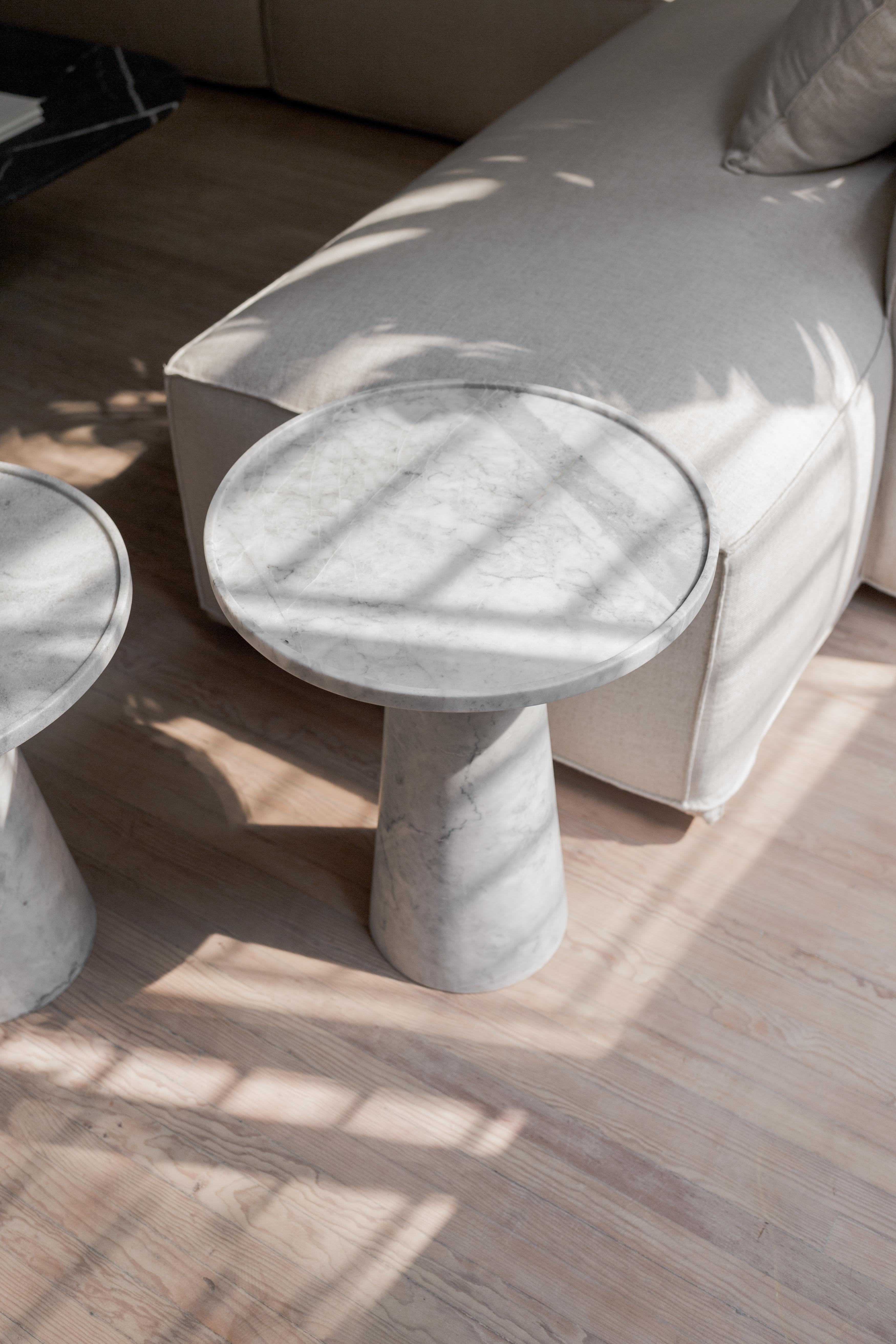Side table in carved Veneciano white marble. Handmade in Mexico by local craftsmen. For this piece of marble, the cover will arrive disassembled, to install it a screwdriver is essential. Within the delivery, a manual is included to follow the
