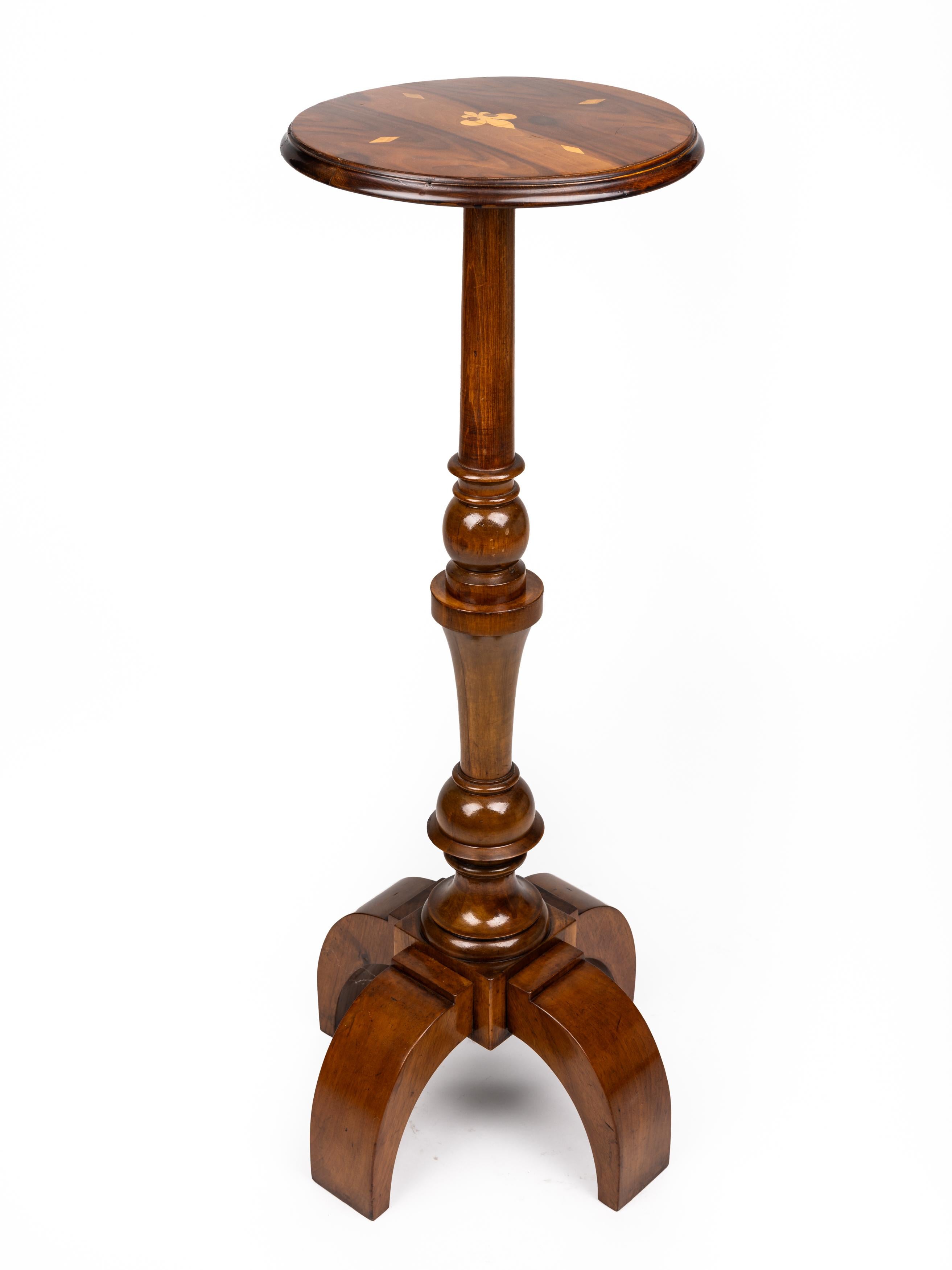 Pedestal, Holzsäule, Säule, Fleur de Lis, Lilie, Einlegearbeit, ~ 1880, Frankreich (Ahornholz) im Angebot