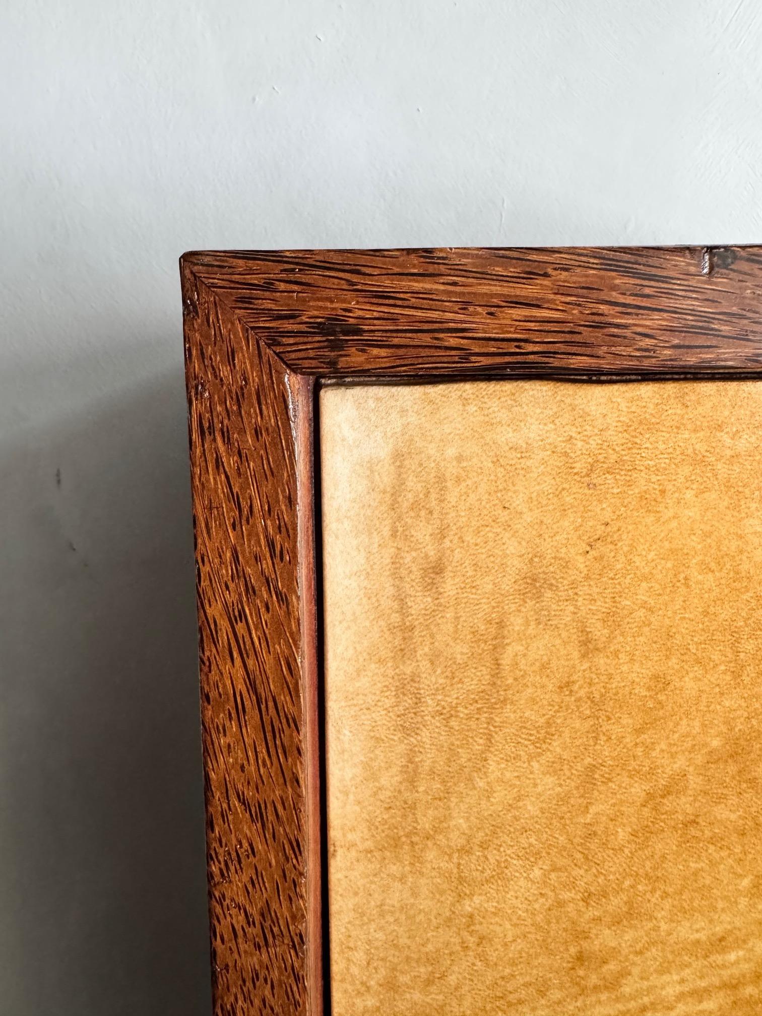 Armadietto con piedistallo alto e unico in Oak (con 3 ripiani in legno), la facciata è realizzata in Vellum/pergamena e si chiude con una bellissima chiave.