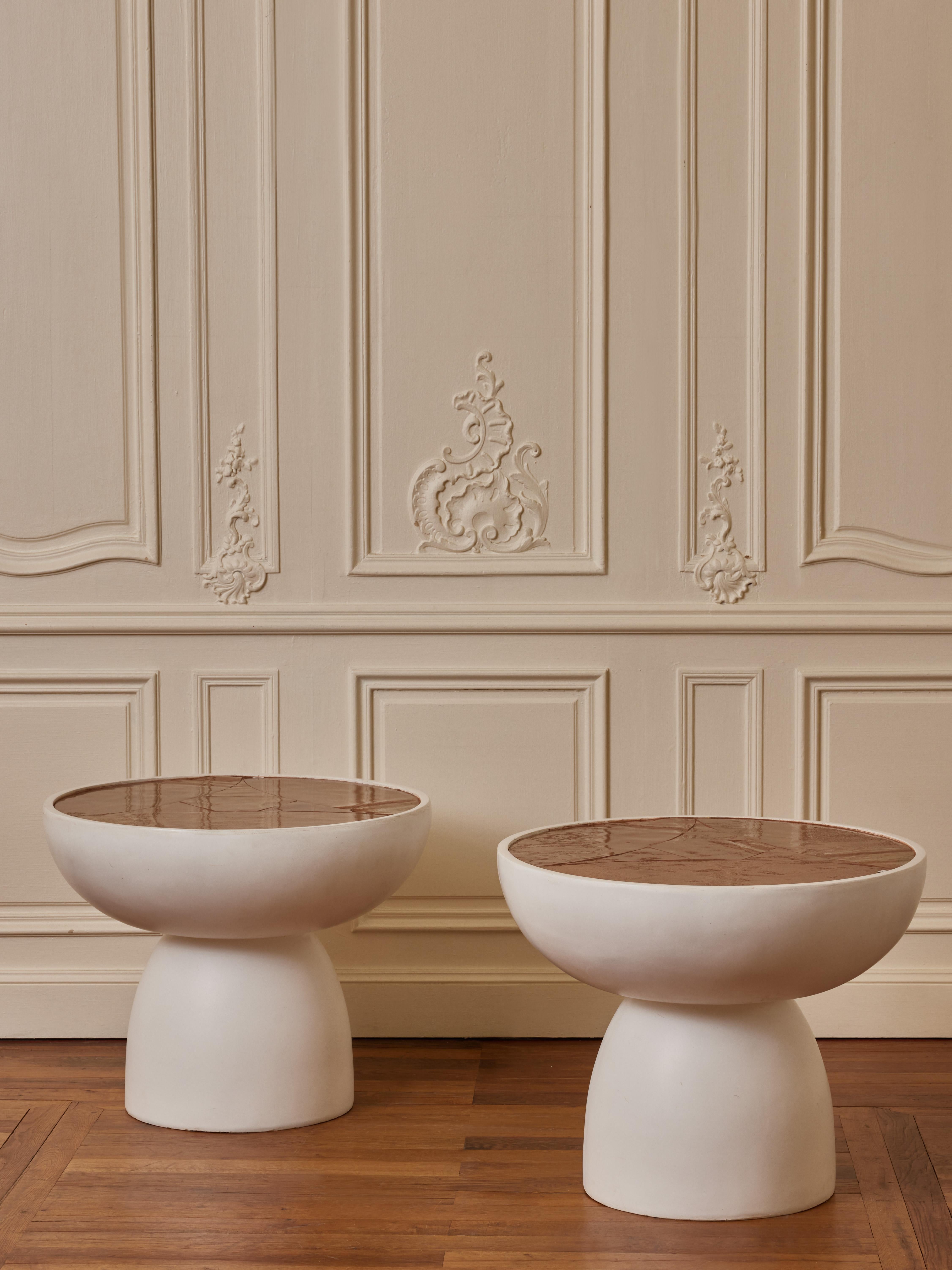 Superb pair of pedestal in white ceramic with top in old Murano glass plates.
Creation by Studio Glustin.
Italy, 2023.