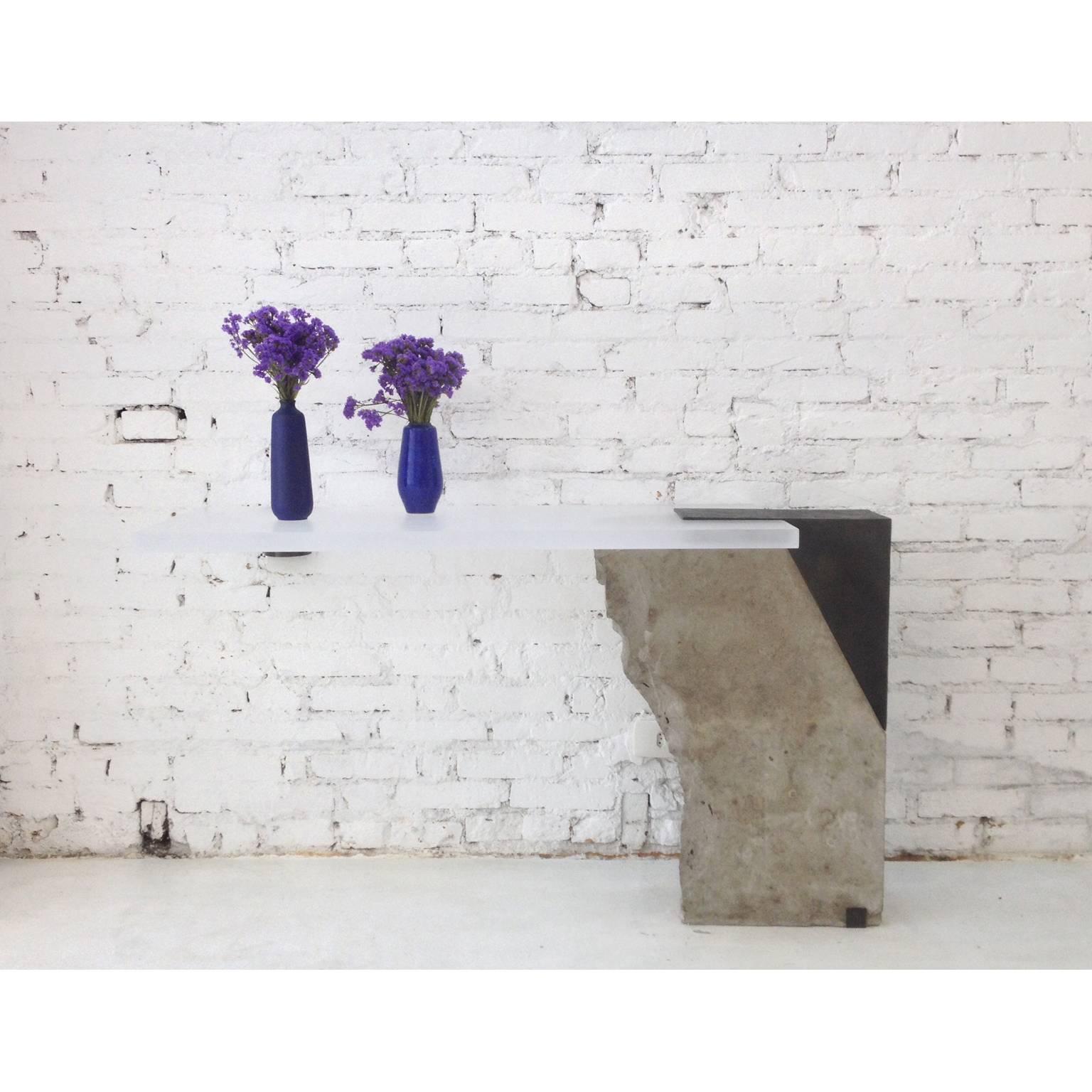 Pedra console table in  stone (limestone), metal (brass) darkened with manual treatment, manually sanded acrylic.
Designer: Gustavo Neves
Aeon collection
Brazil
2017
For this project, Gustavo Neves designed the collection Æon testing the boundaries