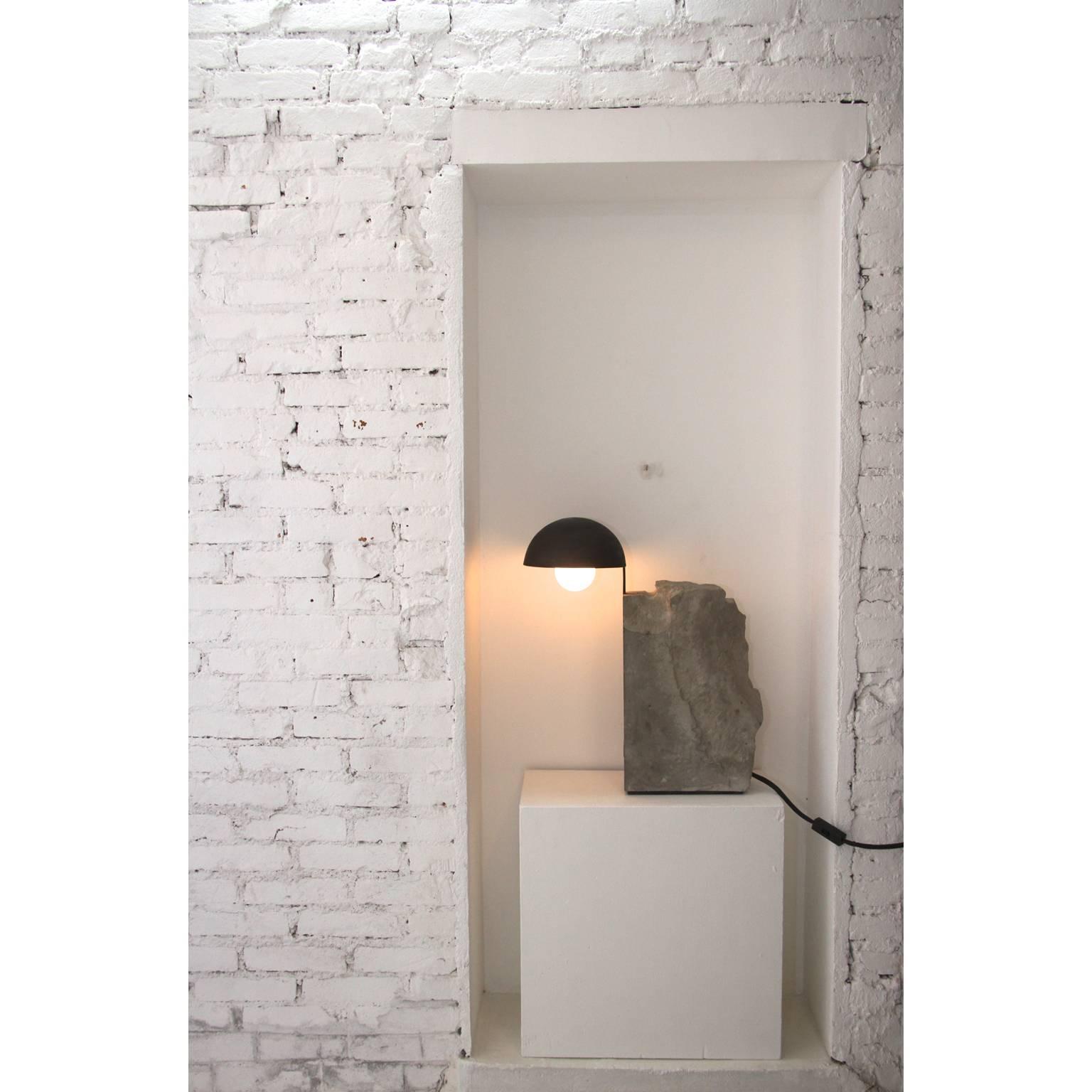 Zeitgenössische Tischlampe „Pedra“ (Postmoderne) im Angebot