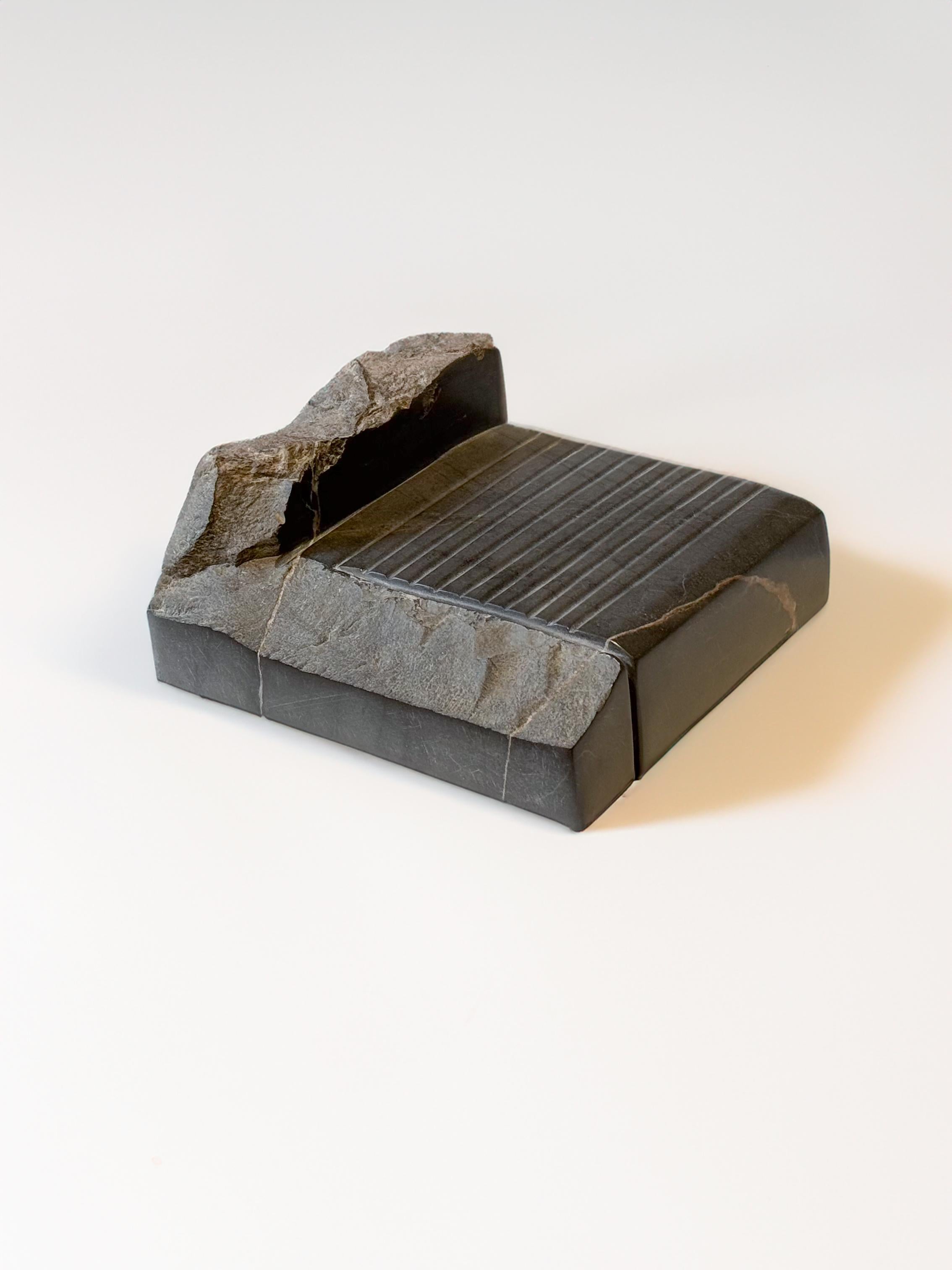 Eine neue funktionale Skulptur aus schwarzem Stein aus Aragonien hat eine organische Form. Can als Sockel, zur Aufbewahrung von kleinen Gegenständen, als Bücherhalter verwendet werden. Pedra Negra F-3 wurde von dem in Barcelona lebenden Bildhauer
