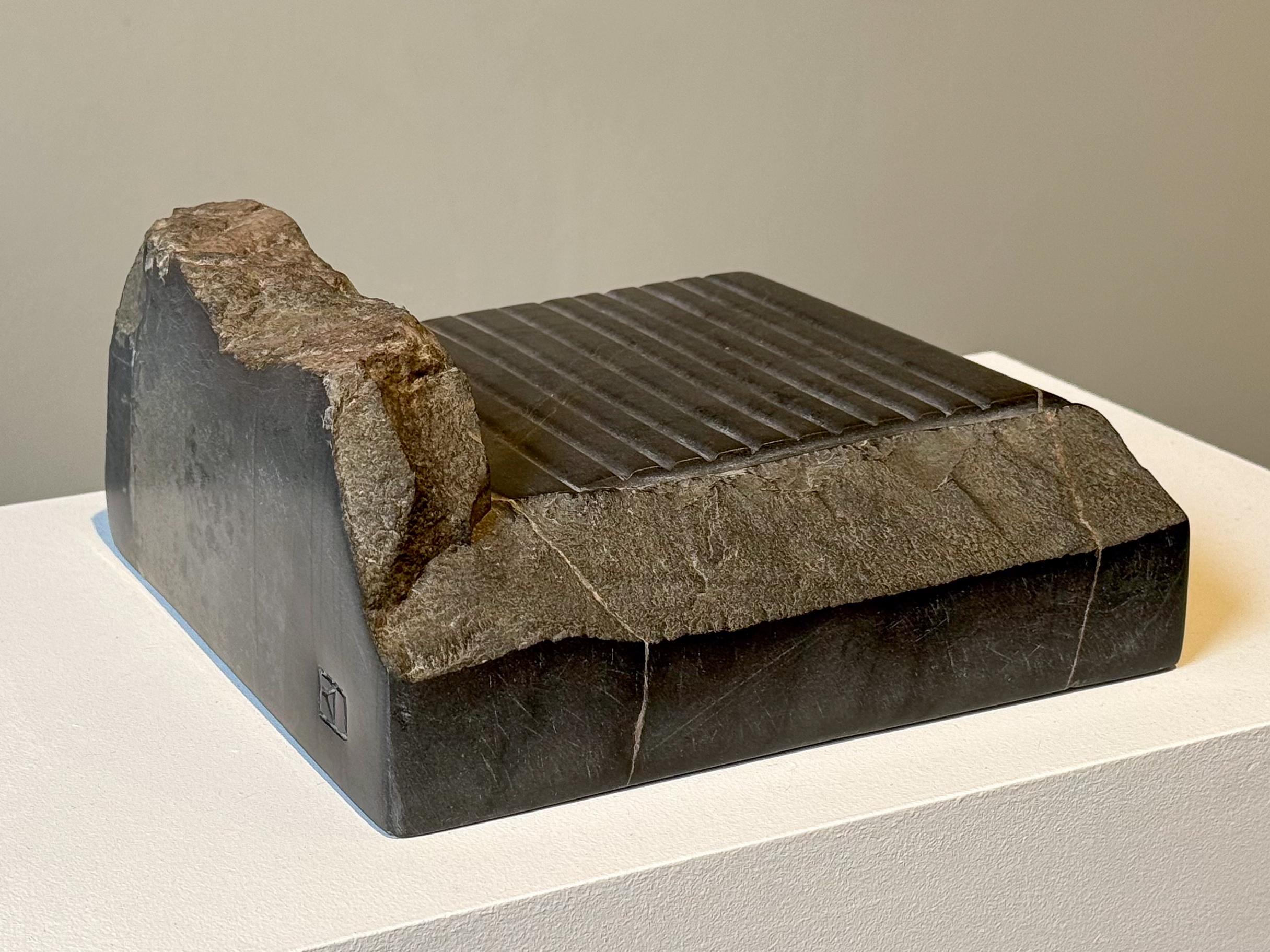 Skulptur Schwarzer Stein Funktionell Handcrafted Pedra Negra F-3 von Ricard Casabayó (Poliert) im Angebot