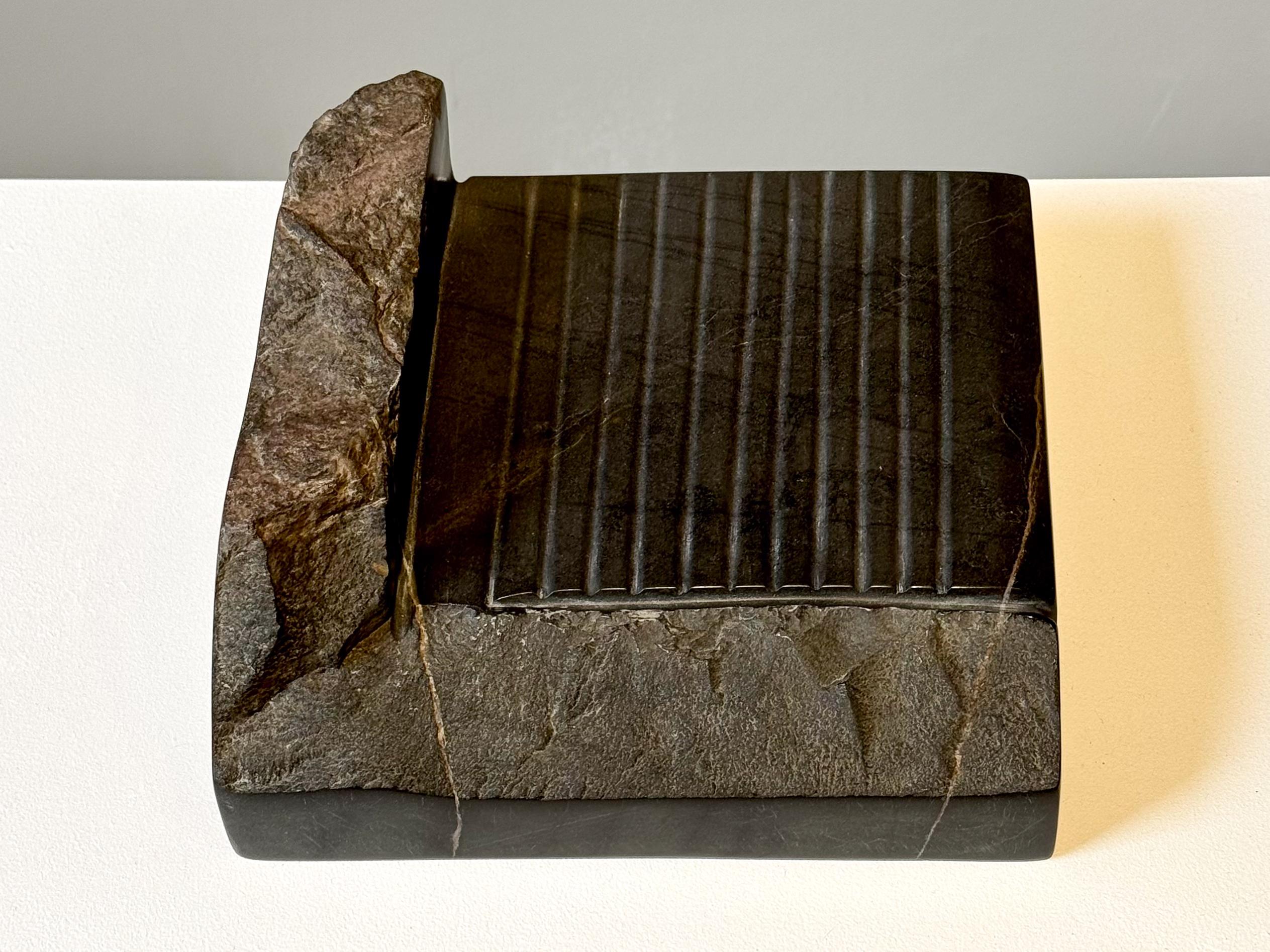 Skulptur Schwarzer Stein Funktionell Handcrafted Pedra Negra F-3 von Ricard Casabayó im Zustand „Neu“ im Angebot in Barcelona, ES