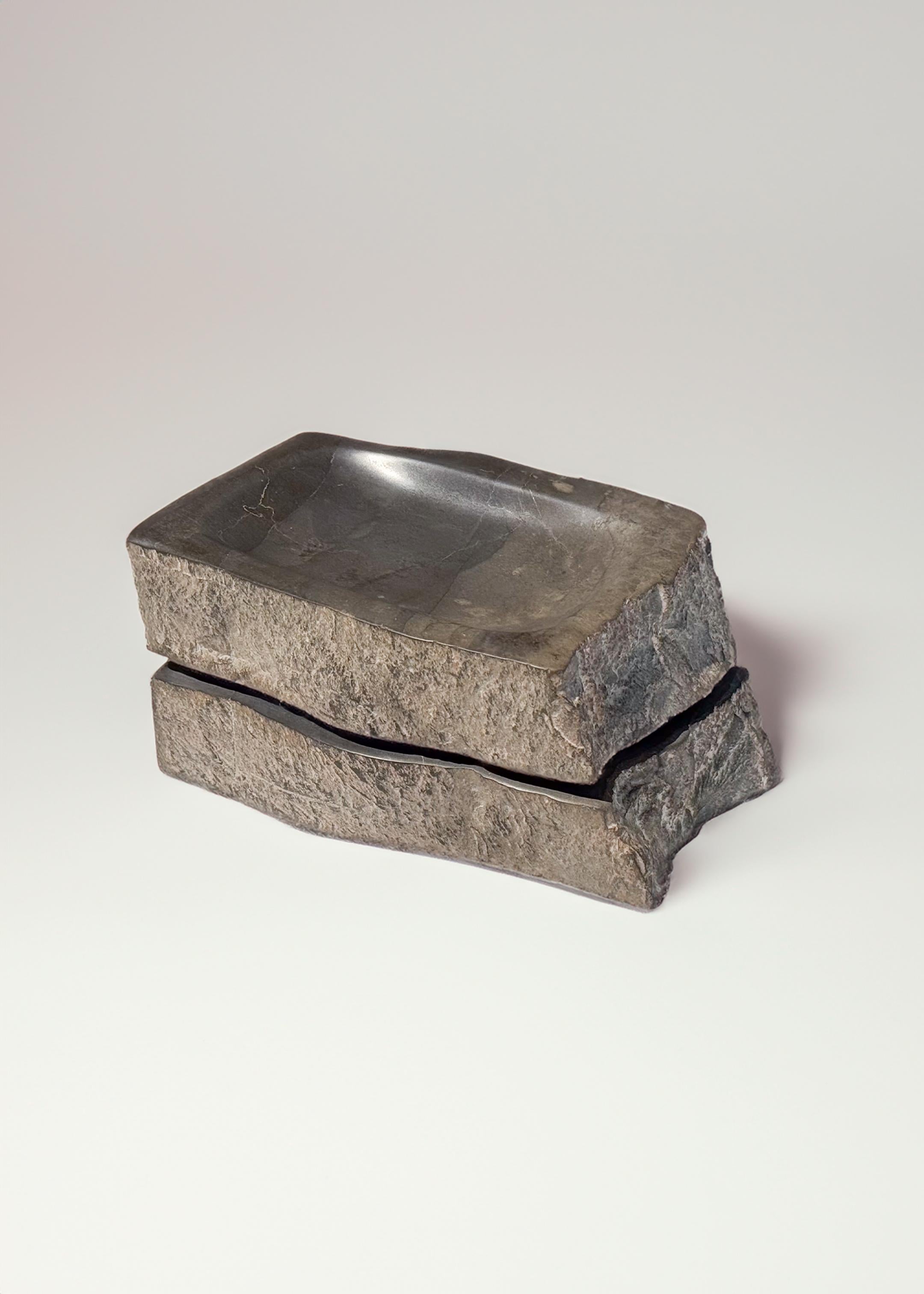 Eine neue funktionale Skulptur aus schwarzem Stein aus Aragonien hat eine organische Form. Can als Seifenschale, Aschenbecher oder Ablage für kleine Gegenstände verwendet werden. Eignet sich gut als Mittelstück für Tisch und Haus. Pedra Negra F-7