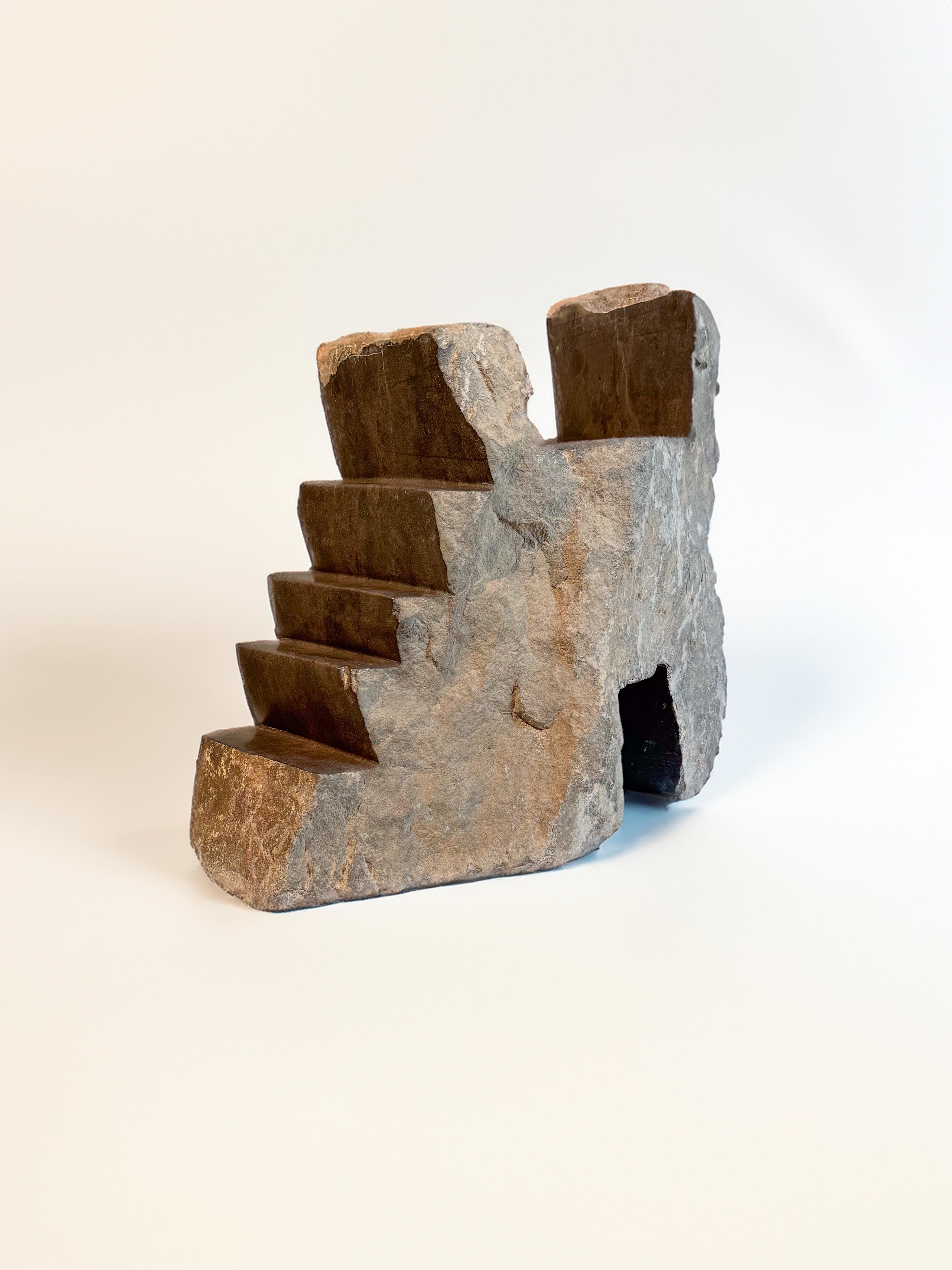 Una nuova scultura funzionale realizzata in pietra nera d'Aragona a forma di scala. Può essere utilizzato come porta libri, piedistallo e scaffale. Realizzato dallo scultore di Barcellona Ricard Casabayó.
Le sculture intagliate e lucidate a mano