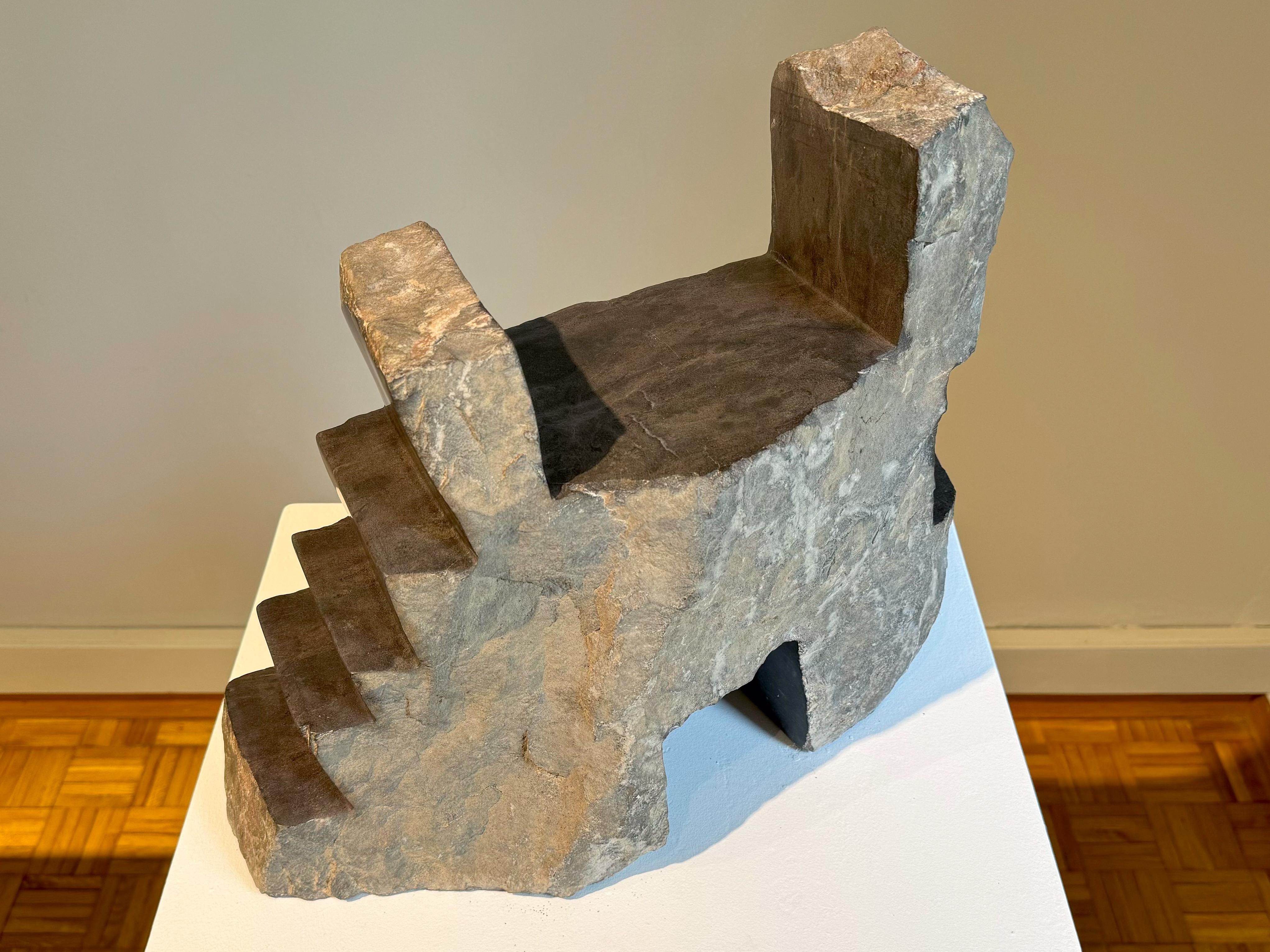 Intagliato a mano Scultura funzionale in pietra nera realizzata a mano Pedra Negra F-8 di Ricard Casabayó in vendita