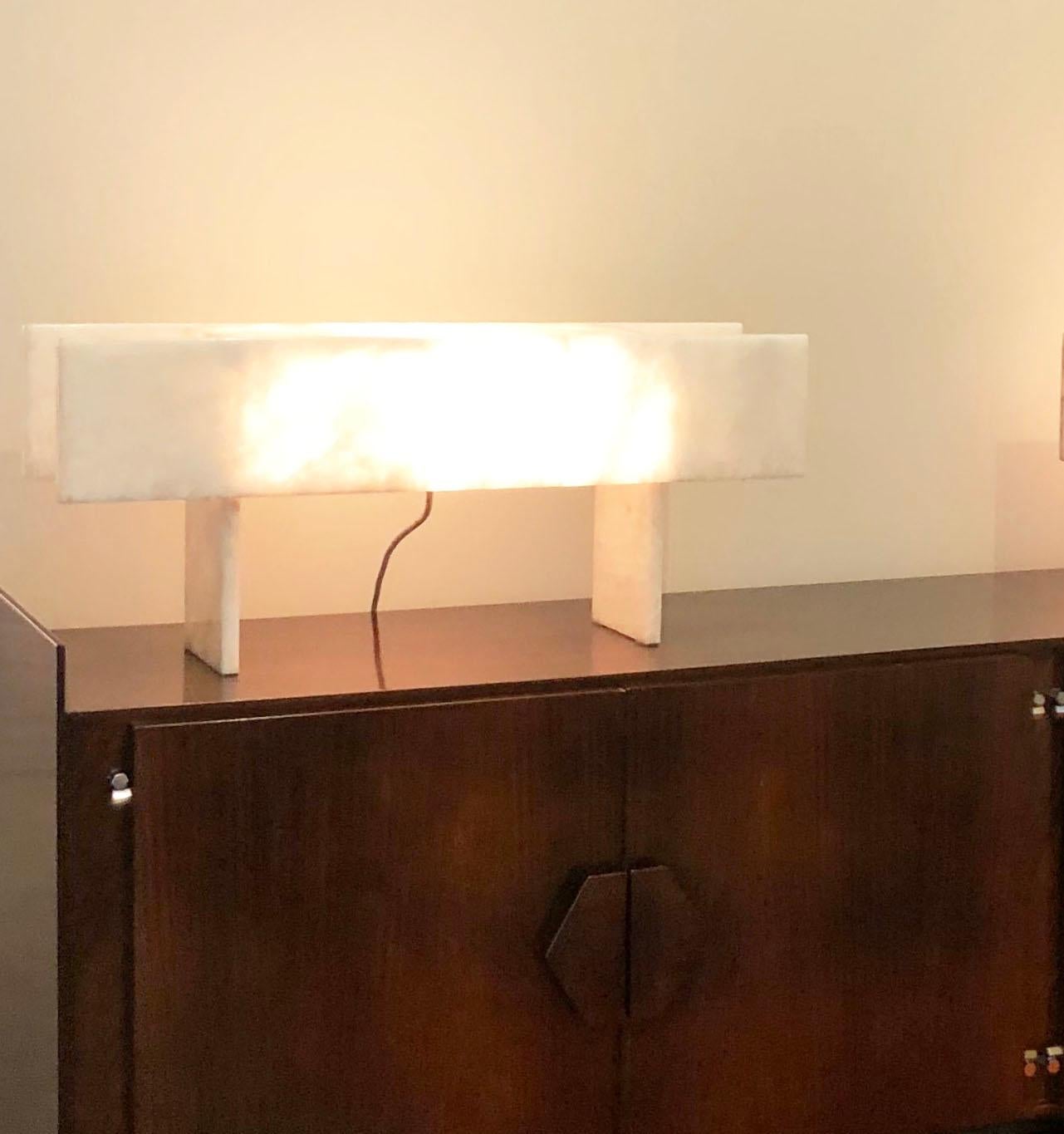 Autre Lampe de bureau Pedrita, design contemporain brésilien en quartz brésilien - Modèle L en vente