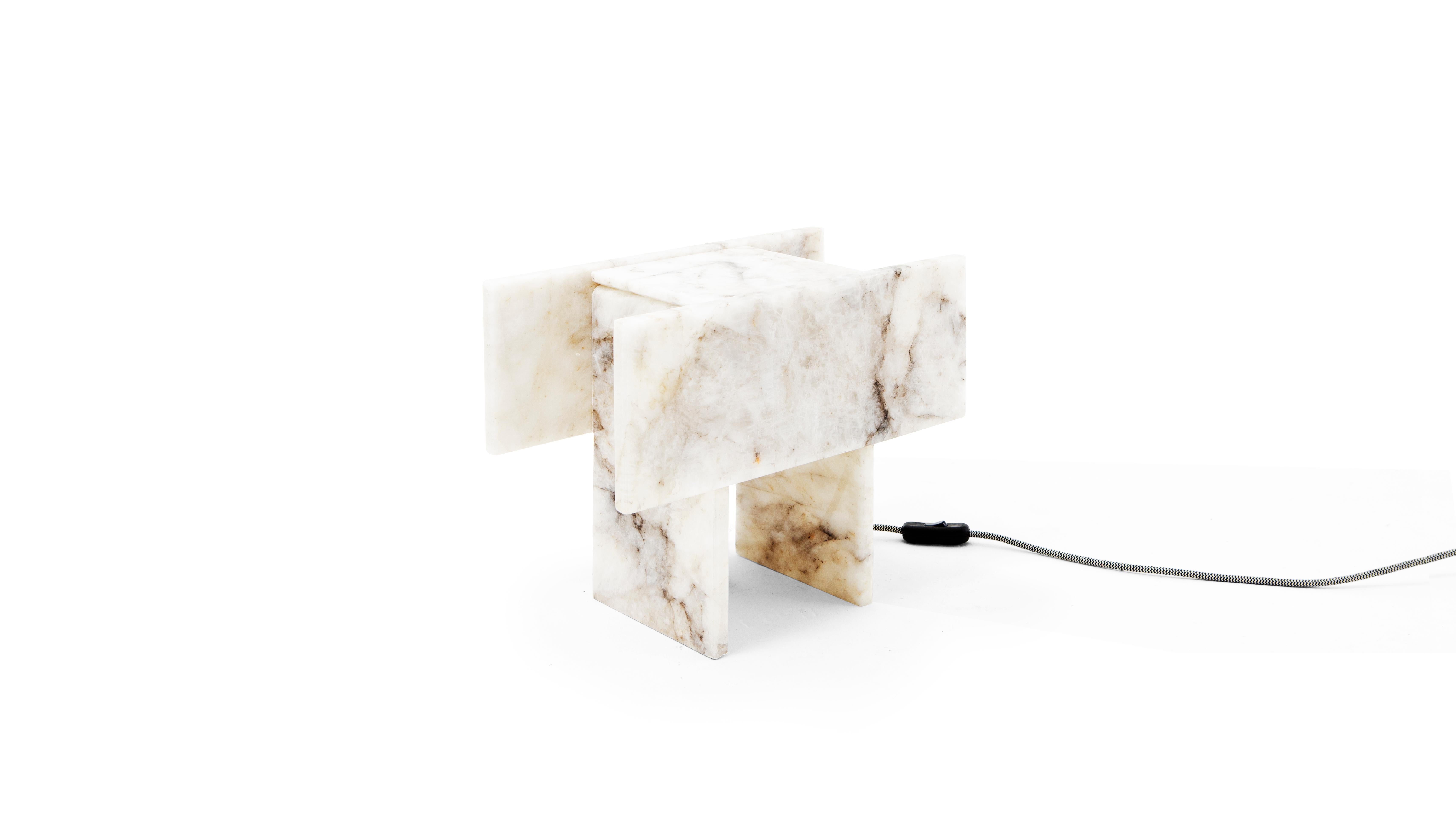 Pedrita lamp series’ concept is based on an experimentation of Brazilian stones: quartzites and quartz crystals, which are natural, semiprecious and exotic stones found in Brazilian territory.
We worked in a Minimalist perspective, using straight