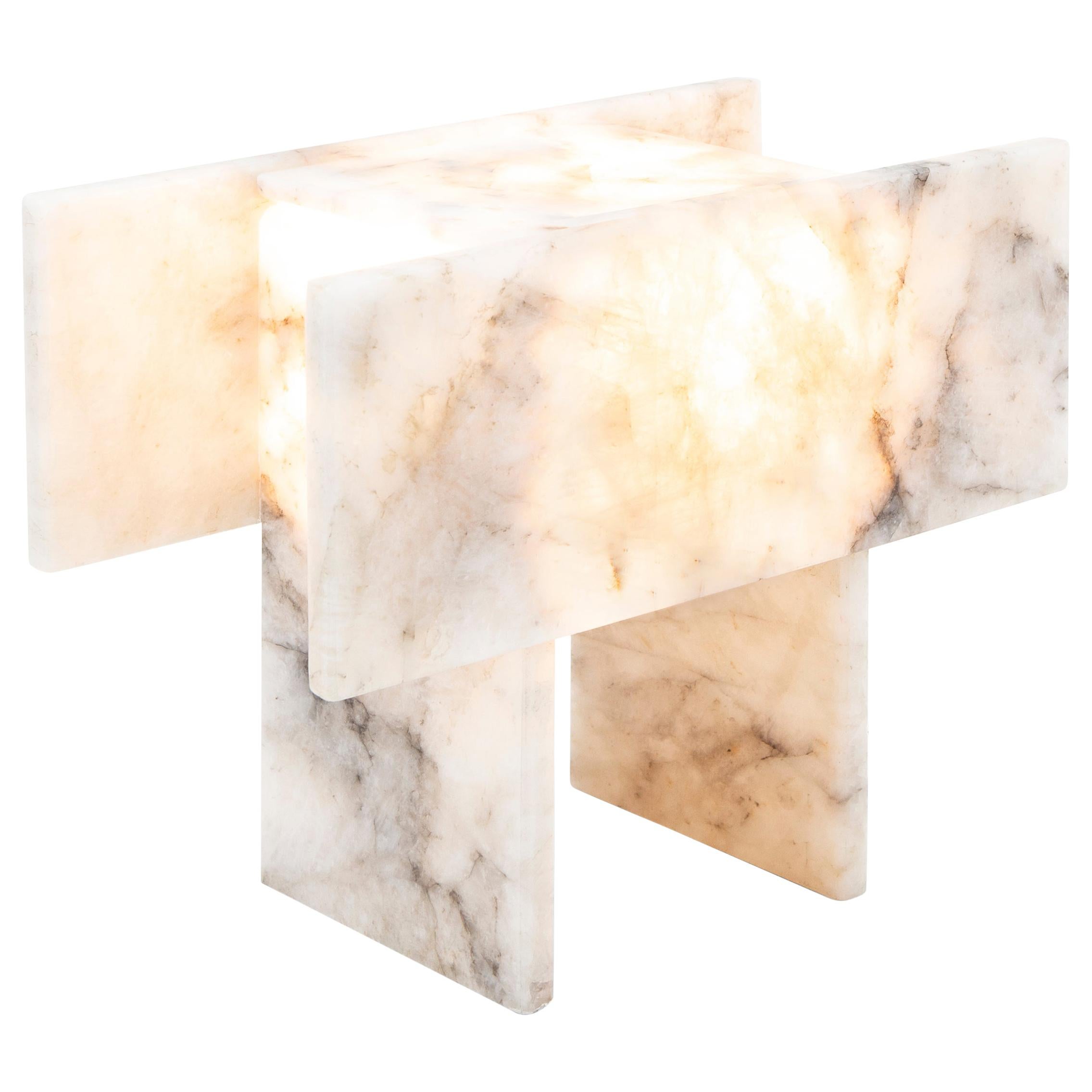 Il s'agit de la lampe de table Pedrita (Modèle S) et elle fait partie de la série de lampes Pedrita.
Le concept de la série de lampes Pedrita est basé sur l'expérimentation de pierres brésiliennes : les quartzites et les cristaux de quartz, qui sont