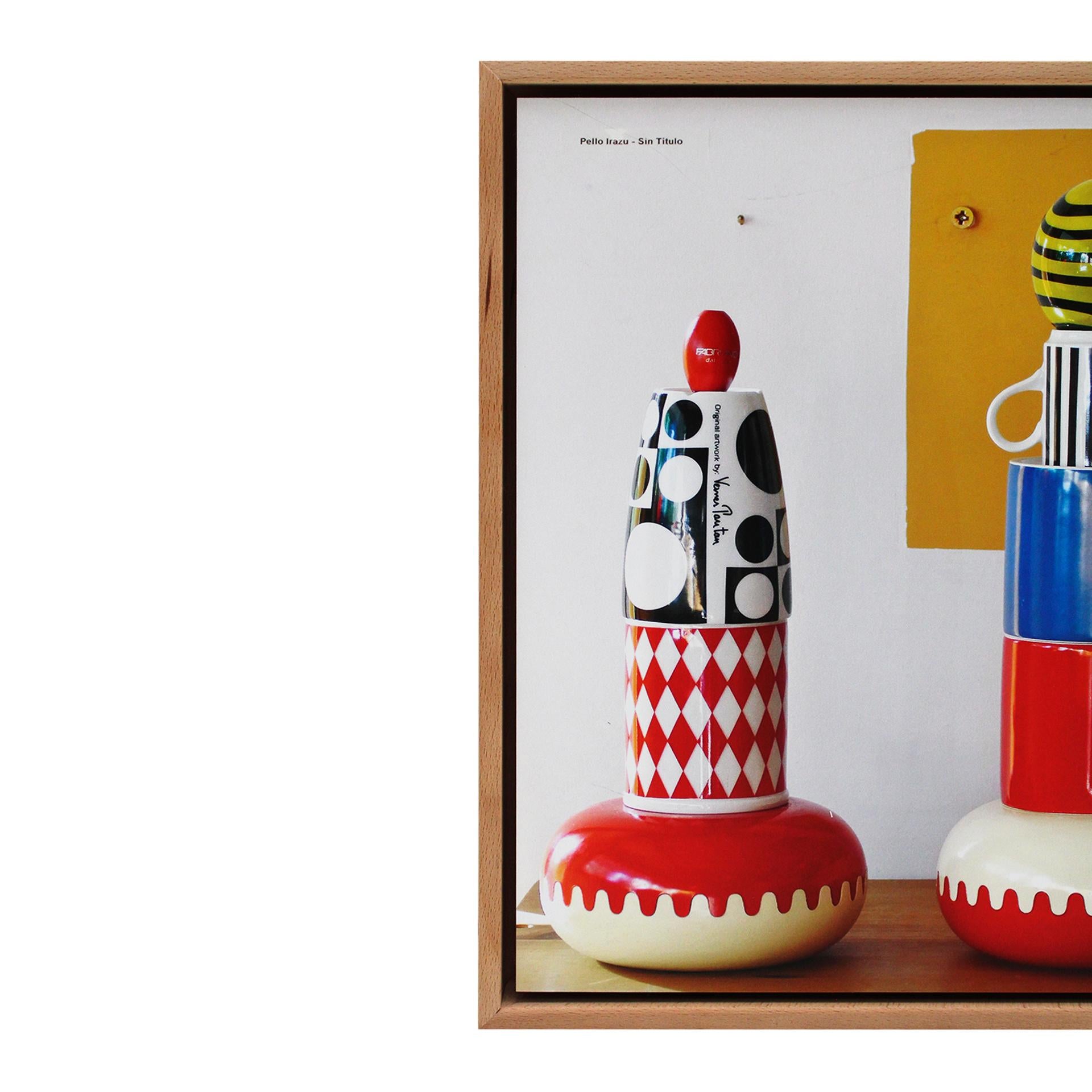 Cette œuvre appartient à la célèbre série Vida Detenida de Pedro Almodóvar (espagnol, né en 1949), cinéaste de renommée internationale et l'une des figures les plus influentes du cinéma contemporain. Exposée pour la première fois en 2018 à la