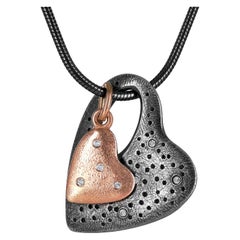 Pedro Boregaard, collier pendentif long en forme de cœur en or rose oxydé avec diamants et argent oxydé