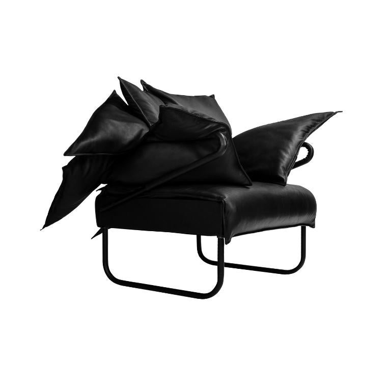 Der vom Designer Pedro Franco entworfene Sessel Kaos ist ein hochwertiges Kunstobjekt von A LOT OF Brasil. Er ist von Kaos aus São Paulo inspiriert und besteht aus einem lackierten Stahlgestell mit festem Sitz und losen Rückenkissen, die mit Stoff