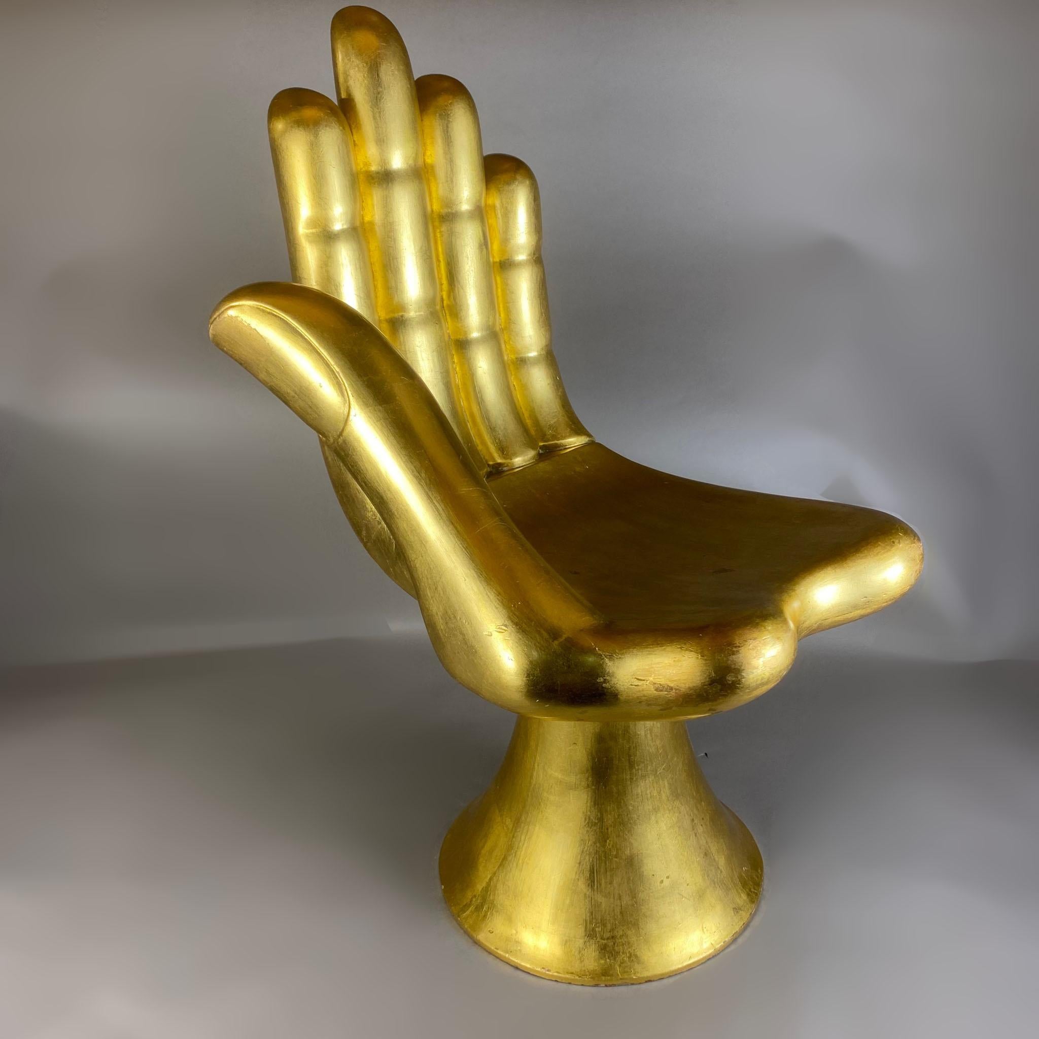 Fin du 20e siècle Chaise à main en acajou et feuille d'or de Pedro Friedeberg, 1970 en vente