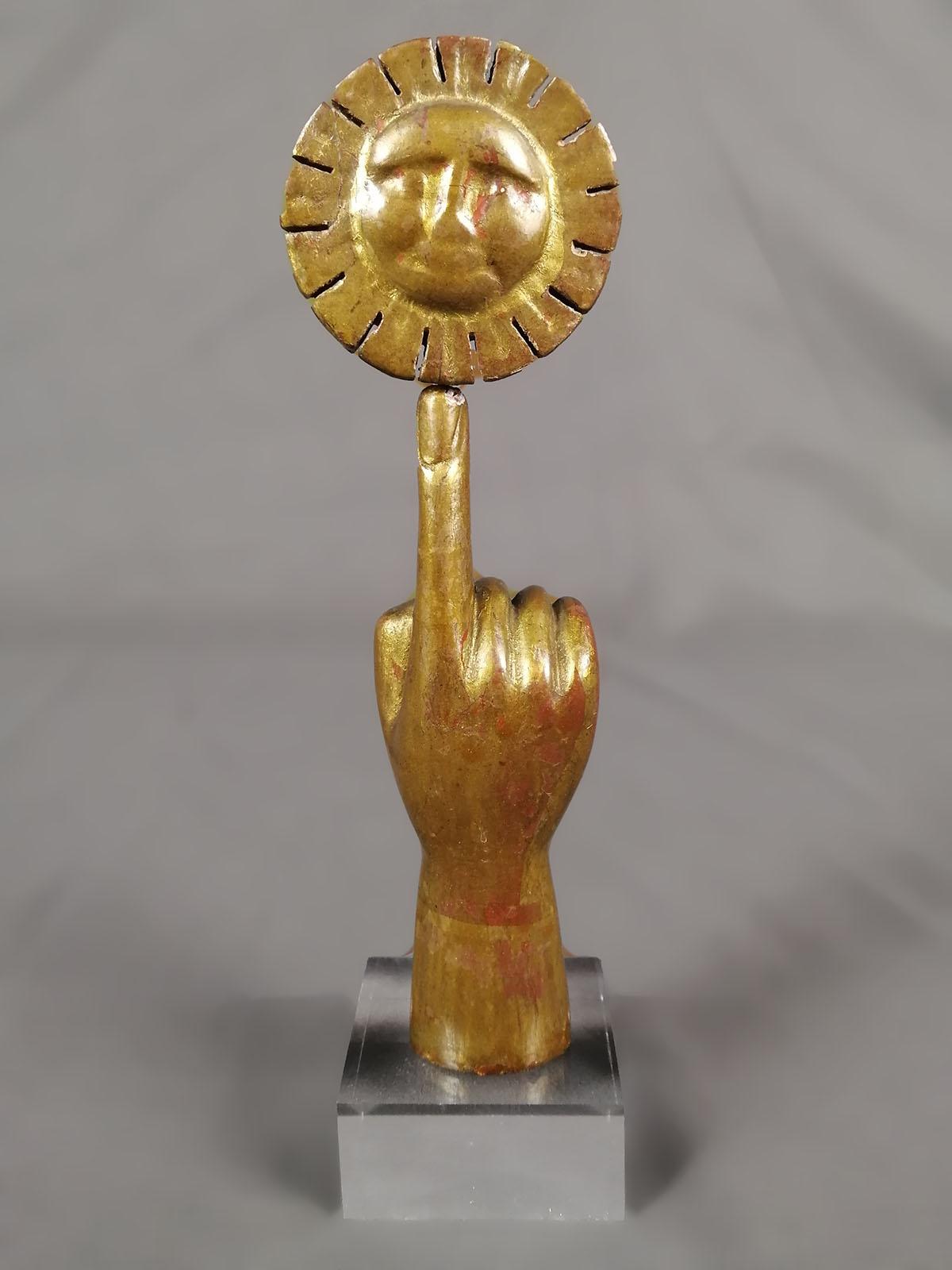 Pedro Friedeberg 1970's Blattgold und Holz Hand - Sonnenskulptur (Moderne der Mitte des Jahrhunderts) im Angebot