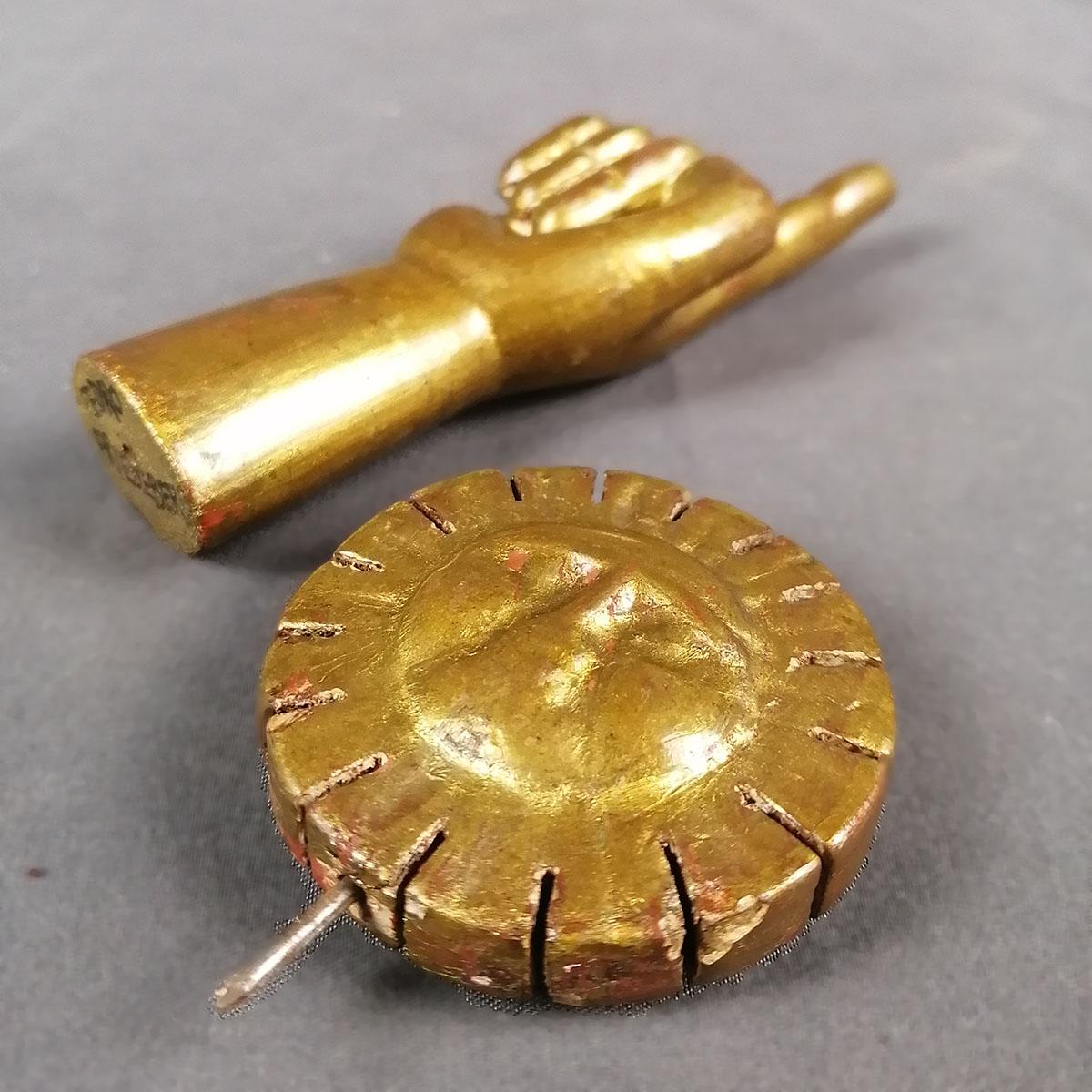 Pedro Friedeberg 1970's Blattgold und Holz Hand - Sonnenskulptur (Geschnitzt) im Angebot
