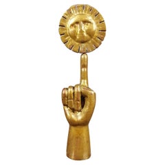 Pedro Friedeberg Mano de madera y pan de oro de 1970 - Escultura Sol
