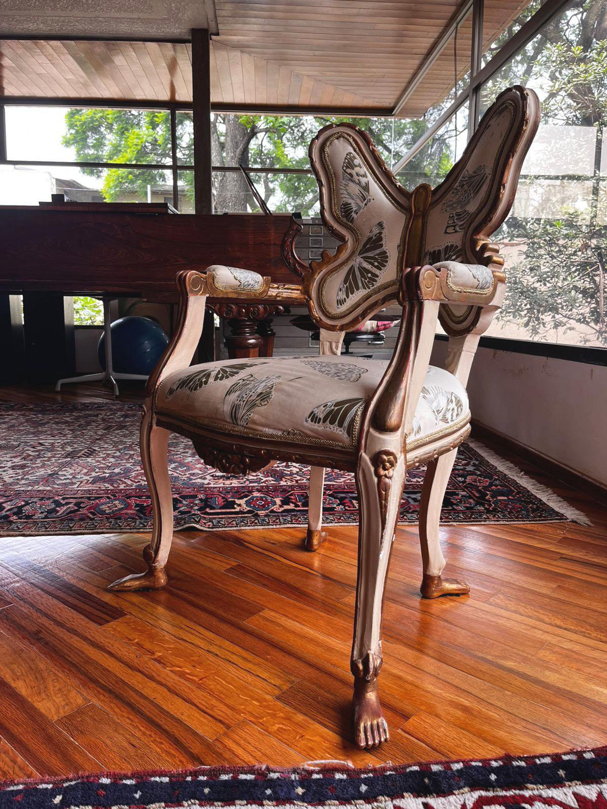 Chaise papillon unique de style Louis XV en bois sculpté avec des détails en feuilles d'or par l'artiste mexicain Pedro Friedeberg. La chaise est recouverte d'un tissu estampillé papillon. La chaise a la forme d'un papillon sur le dossier et un