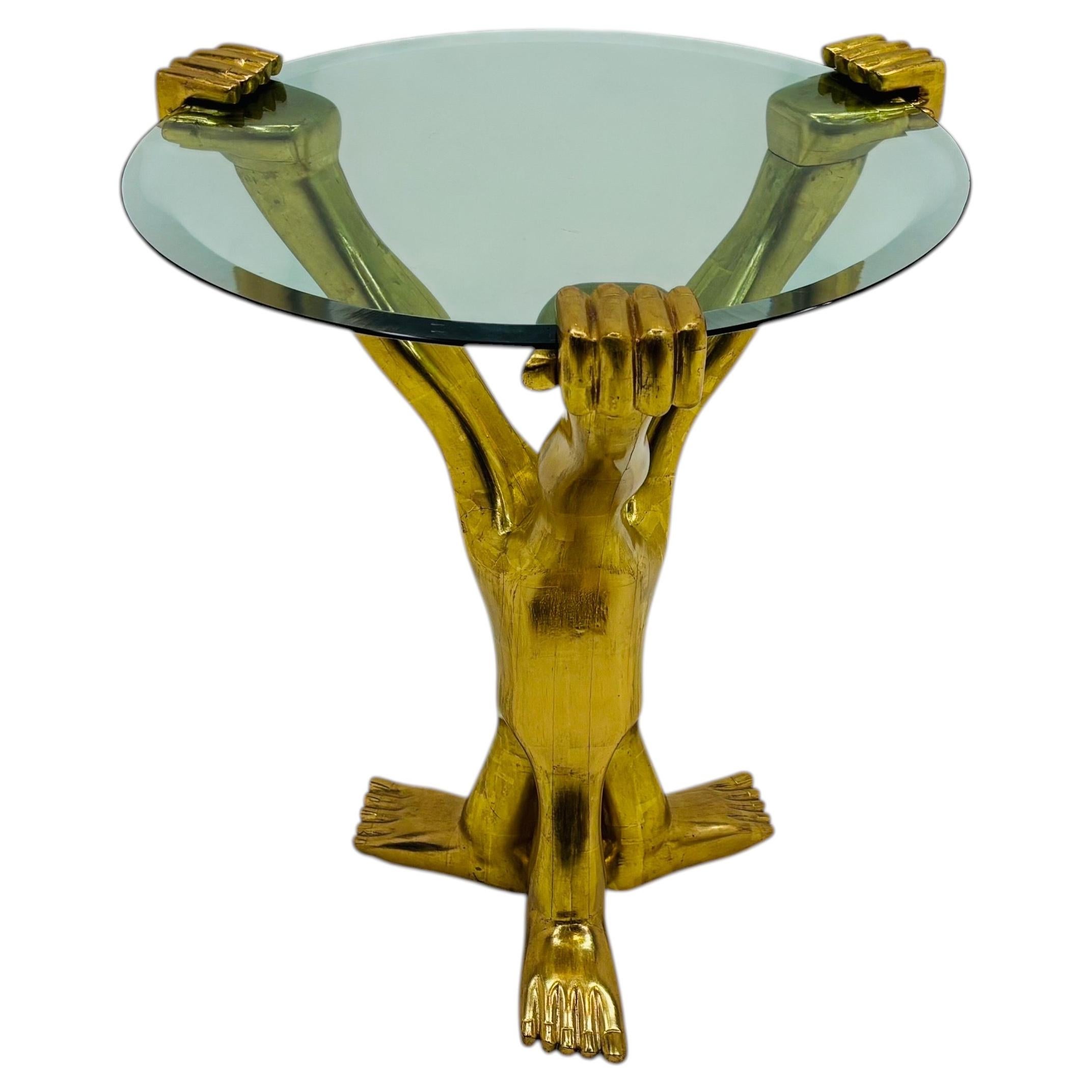 Mesita auxiliar «Hand Foot» de Pedro Friedeberg, de oro repujado y cristal, firmada. en venta