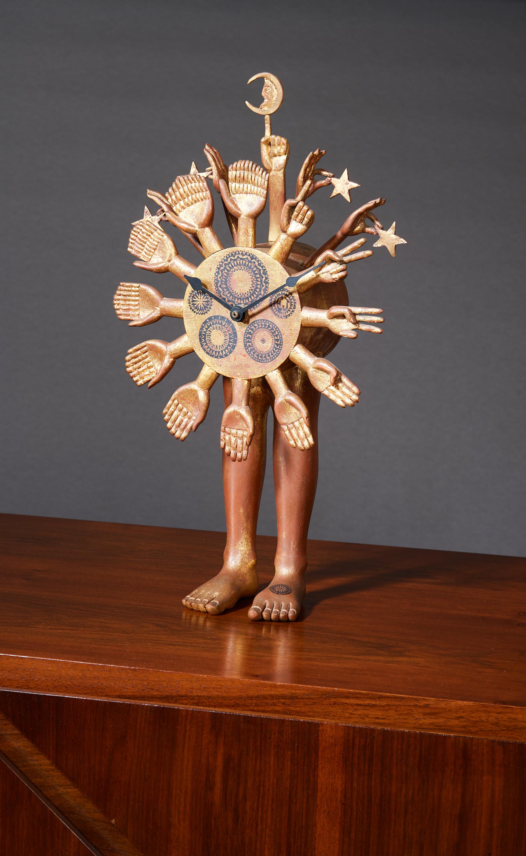 Pedro Friedeberg (né en 1937)

Une exceptionnelle et onirique sculpture Astroclock du maître surréaliste mexicain Pedro Friedeberg, en acajou sculpté et doré à la feuille, enrichie d'une saisissante superposition peinte - une rareté pour l'artiste.