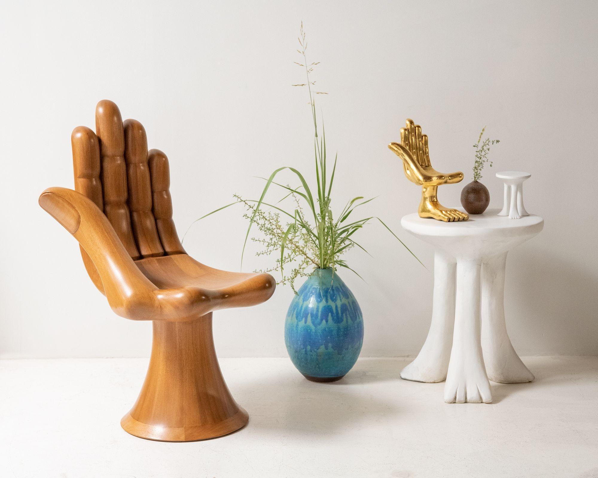 Cette magnifique chaise à bras Pedro Friedeberg de couleur brun doré a été commandée dans les années 1960 et est fabriquée en acajou massif du Honduras.
En 1961, alors que Pedro travaillait avec l'artiste Mathias Goeritz, Mathias collaborait avec