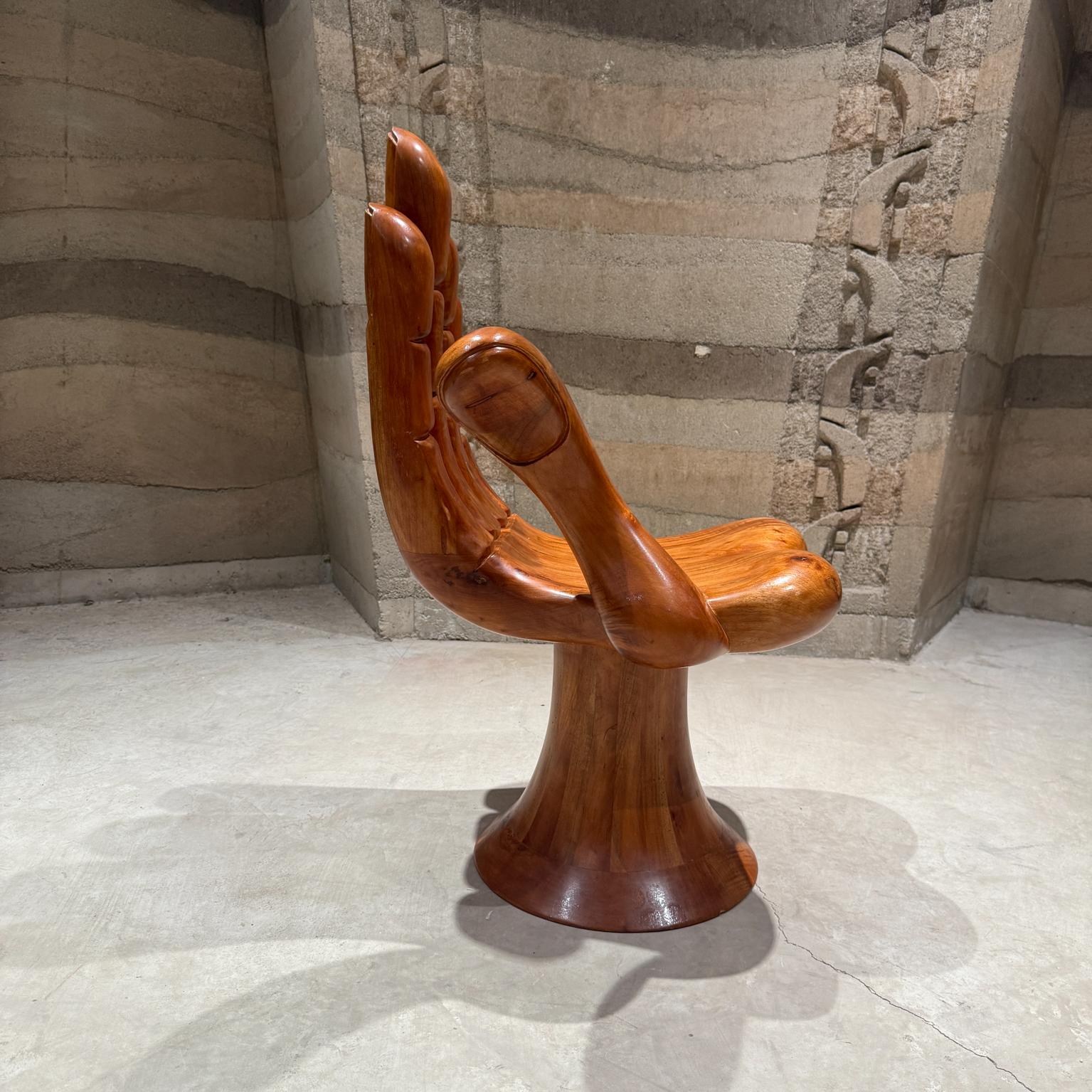 Per la tua considerazione, un'iconica sedia a mano di Pedro Friedeberg. Il modernismo messicano. Firmato sotto.

Dimensioni: 37,5 H. x 22,5 P. x 22,5 L,  Posto 18 H. 

La consegna entro 200 miglia da San Diego CA è disponibile a un costo aggiuntivo.