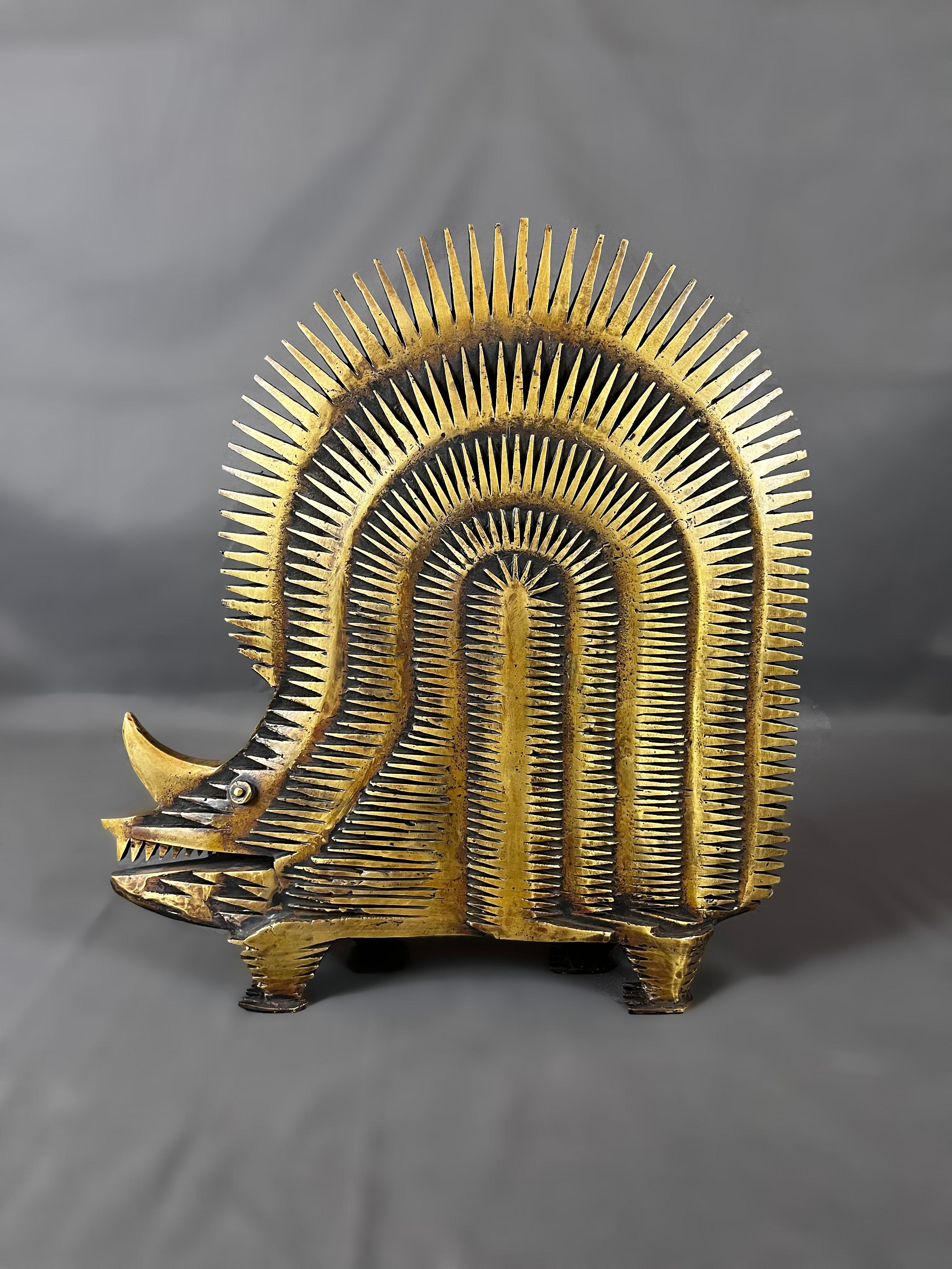 Escultura de erizo de bronce con detalles en negro, obra del artista mexicano Pedro Friedeberg. Editado en la década de 2020. El erizo está inspirado en un dibujo realizado por el artista en 1986 (imagen mostrada en este anuncio). El erizo está